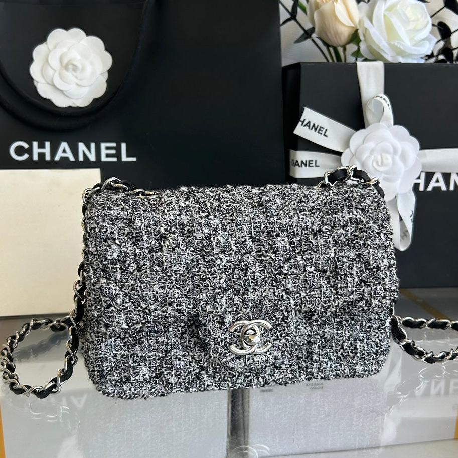 MINI SAC À RABAT 20 EN TWEED GRIS CLAIR QUINCAILLERIE ARGENTÉE 