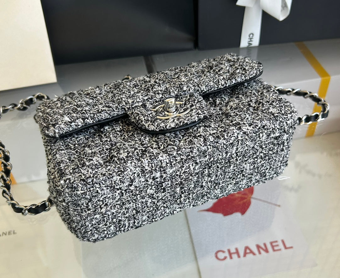 MINI SAC À RABAT 20 EN TWEED GRIS CLAIR QUINCAILLERIE ARGENTÉE 