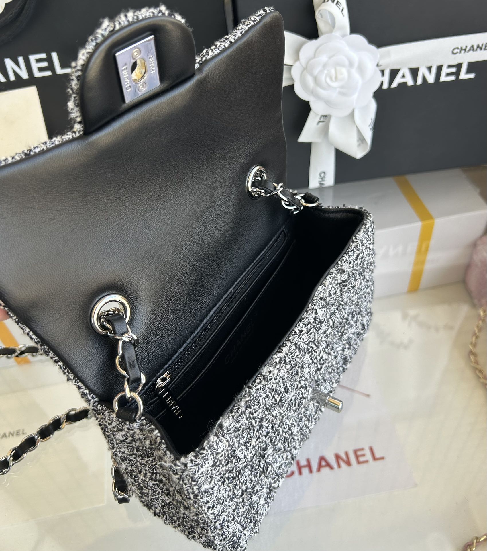 MINI SAC À RABAT 20 EN TWEED GRIS CLAIR QUINCAILLERIE ARGENTÉE 
