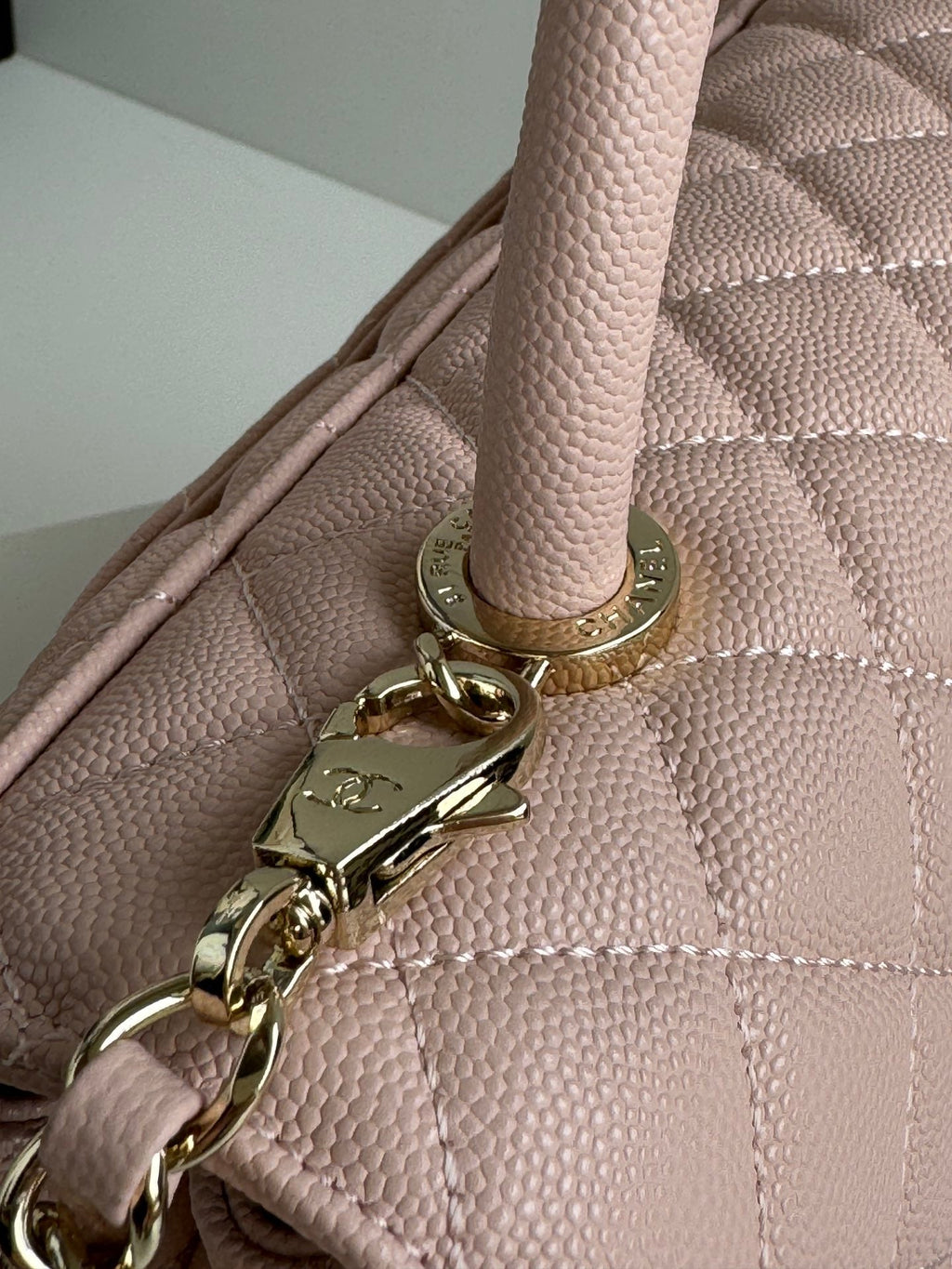 POIGNÉE COCO MOYENNE 29 CM CUIR CAVIAR ROSE MATELASSÉ QUINCAILLERIE DORÉ