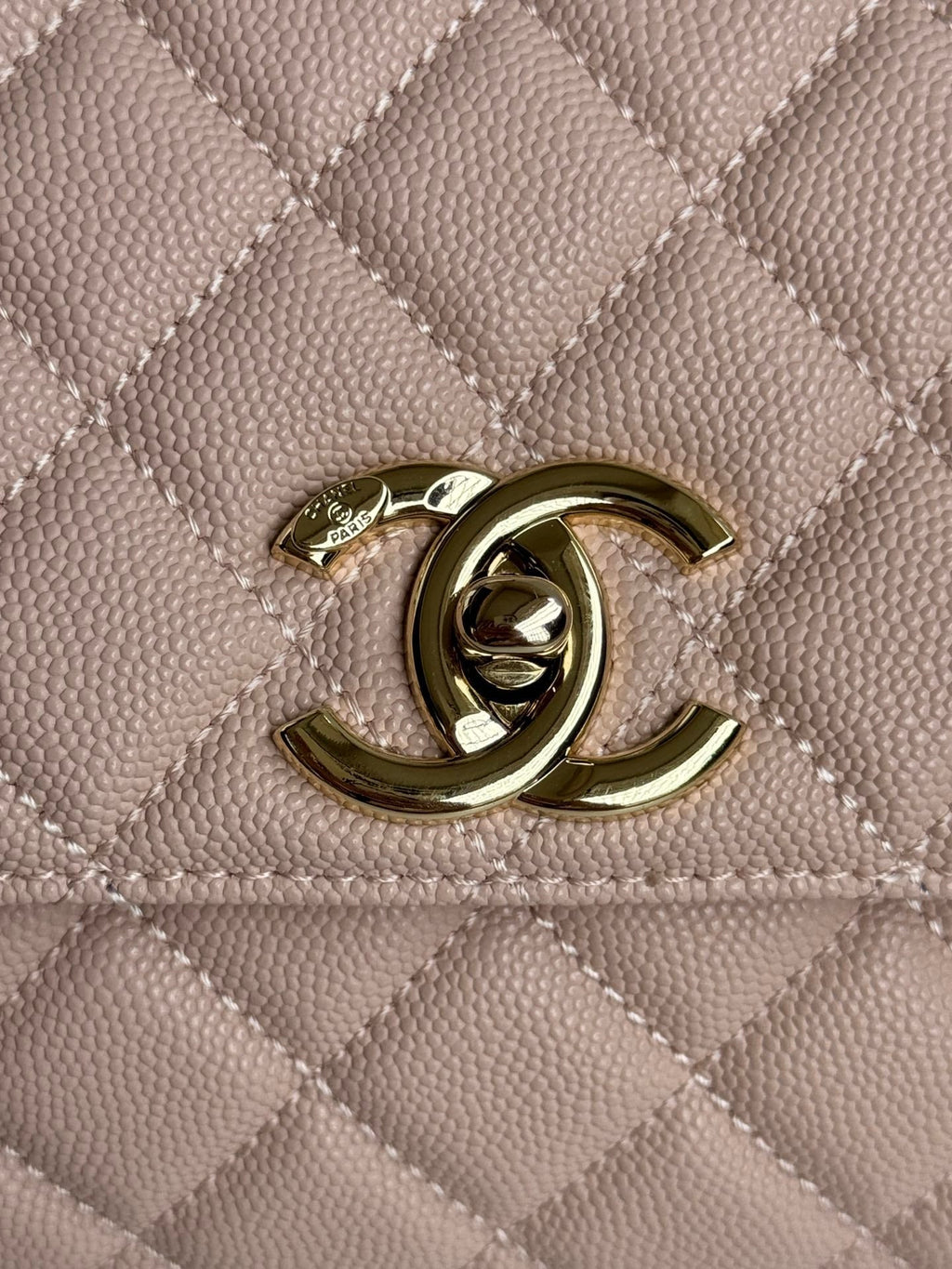 POIGNÉE COCO MOYENNE 29 CM CUIR CAVIAR ROSE MATELASSÉ QUINCAILLERIE DORÉ