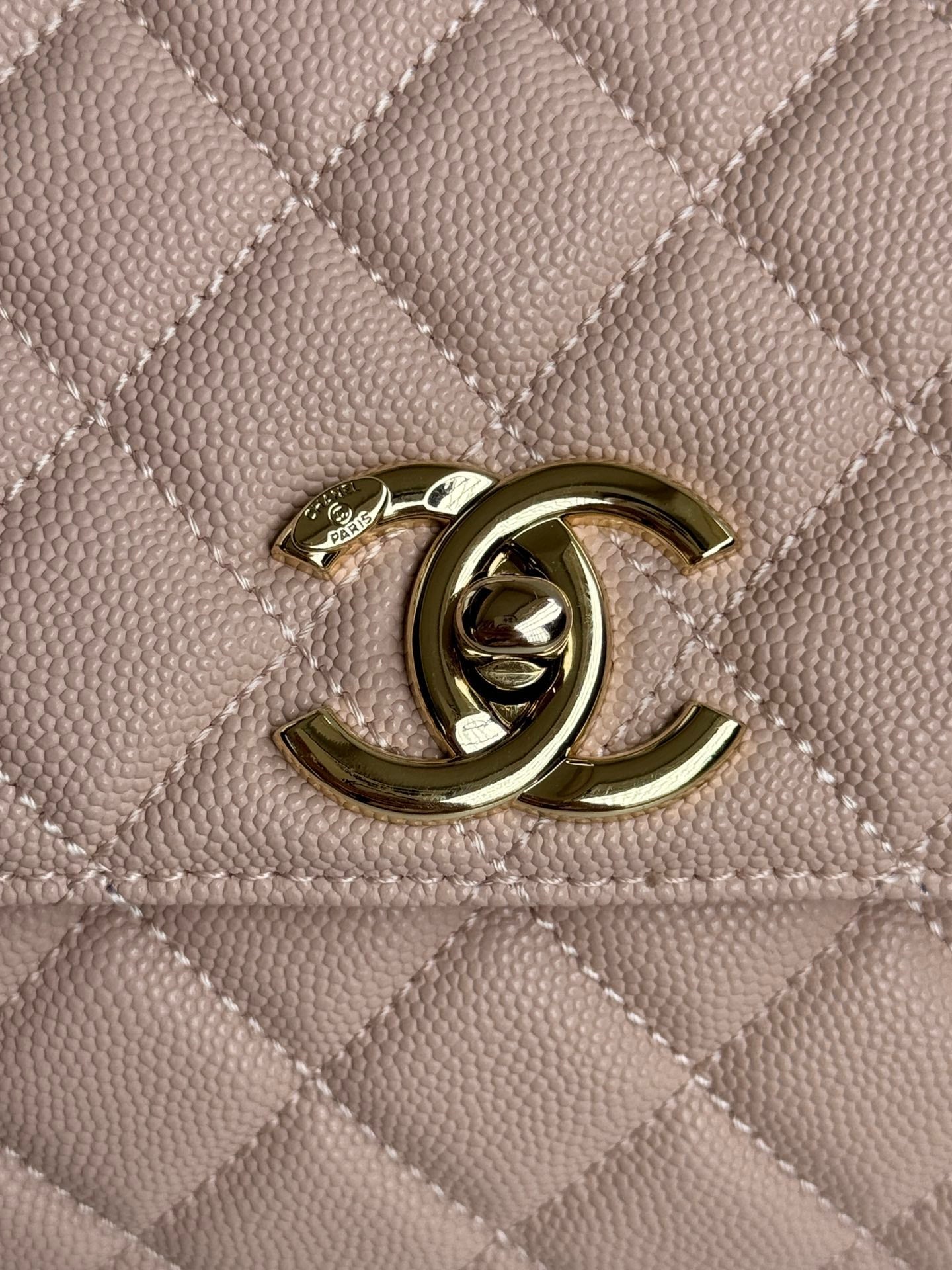 POIGNÉE COCO MOYENNE 29 CM CUIR CAVIAR ROSE MATELASSÉ QUINCAILLERIE DORÉ
