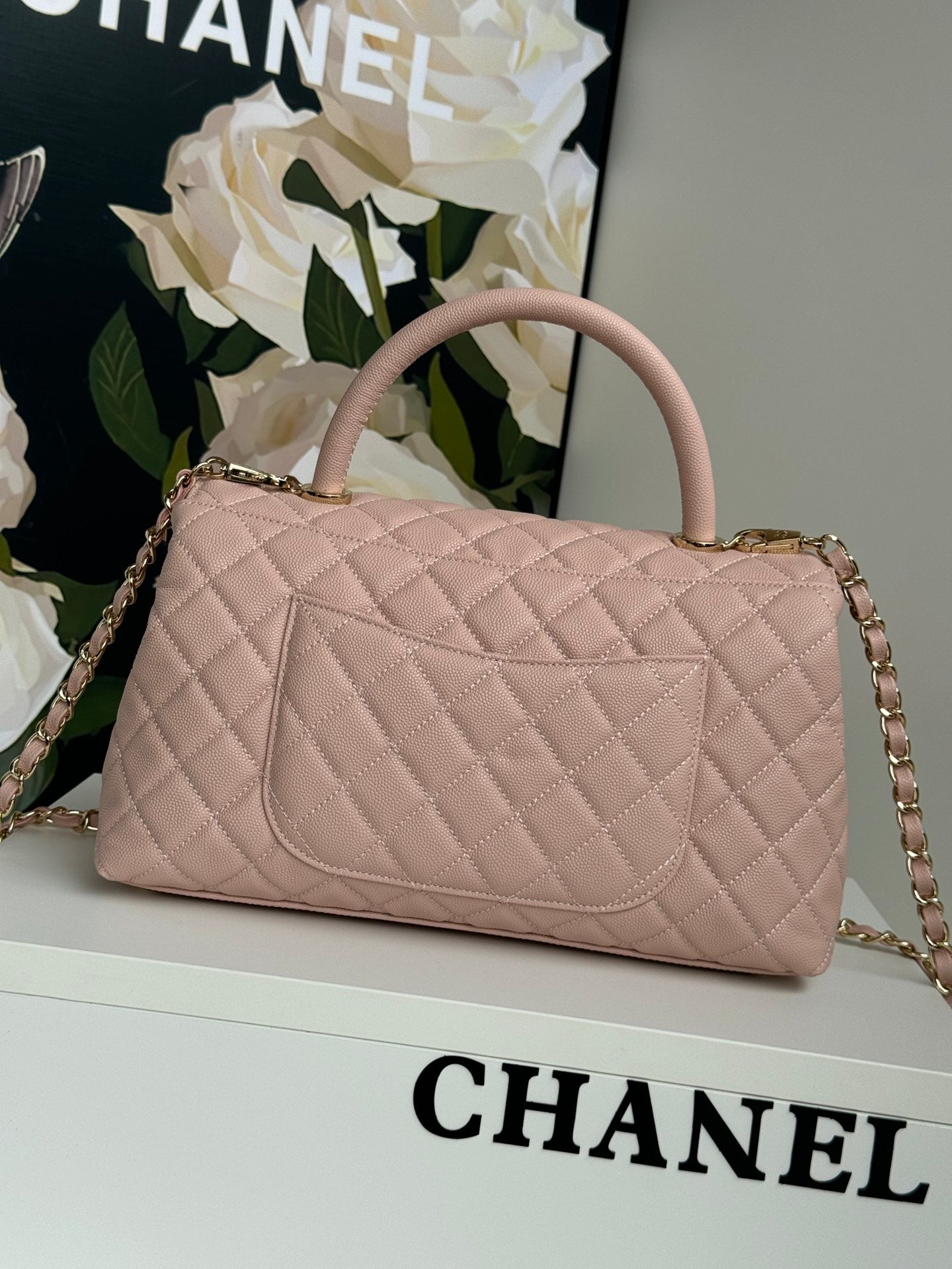 POIGNÉE COCO MOYENNE 29 CM CUIR CAVIAR ROSE MATELASSÉ QUINCAILLERIE DORÉ
