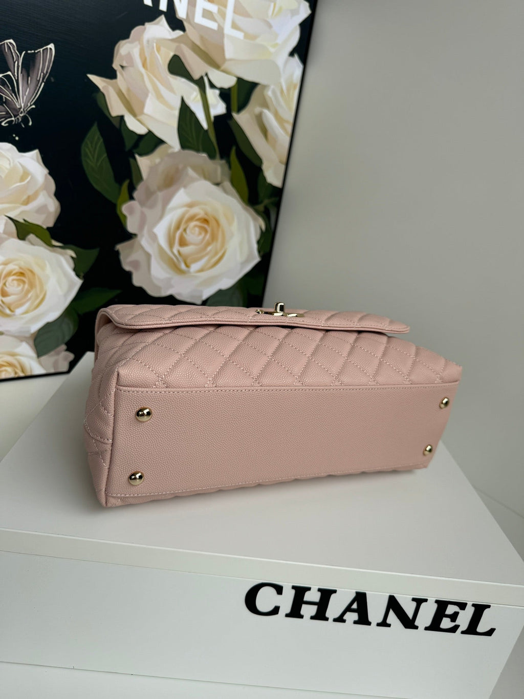 POIGNÉE COCO MOYENNE 29 CM CUIR CAVIAR ROSE MATELASSÉ QUINCAILLERIE DORÉ