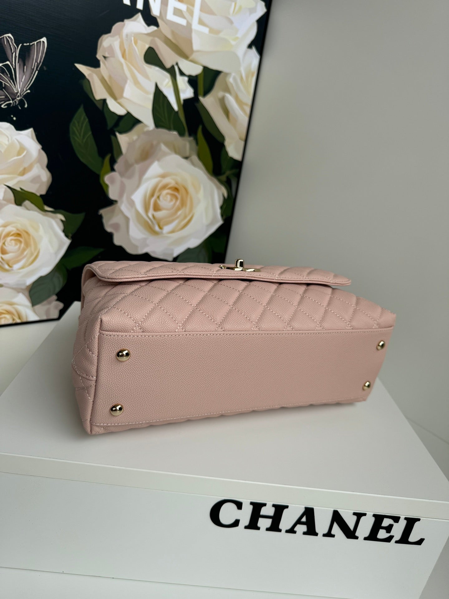 POIGNÉE COCO MOYENNE 29 CM CUIR CAVIAR ROSE MATELASSÉ QUINCAILLERIE DORÉ
