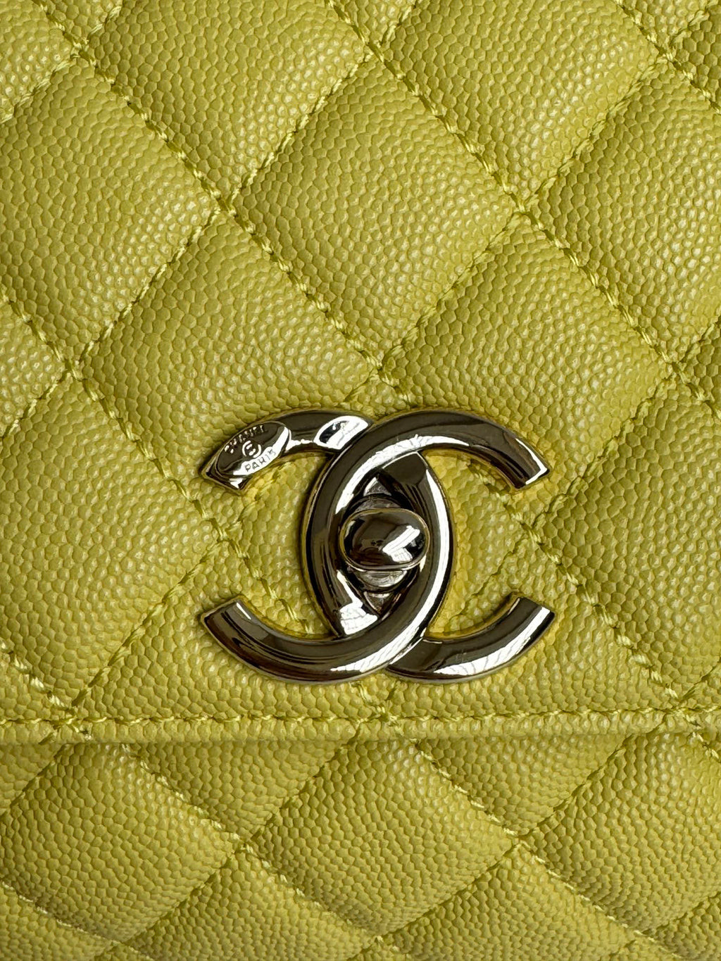 POIGNÉE COCO MOYENNE 29 CM CUIR CAVIAR JAUNE MATELASSÉ QUINCAILLERIE DORÉ