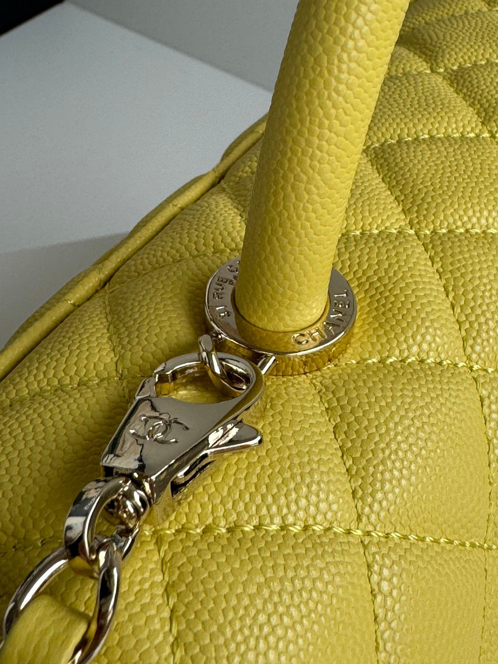 POIGNÉE COCO MOYENNE 29 CM CUIR CAVIAR JAUNE MATELASSÉ QUINCAILLERIE DORÉ