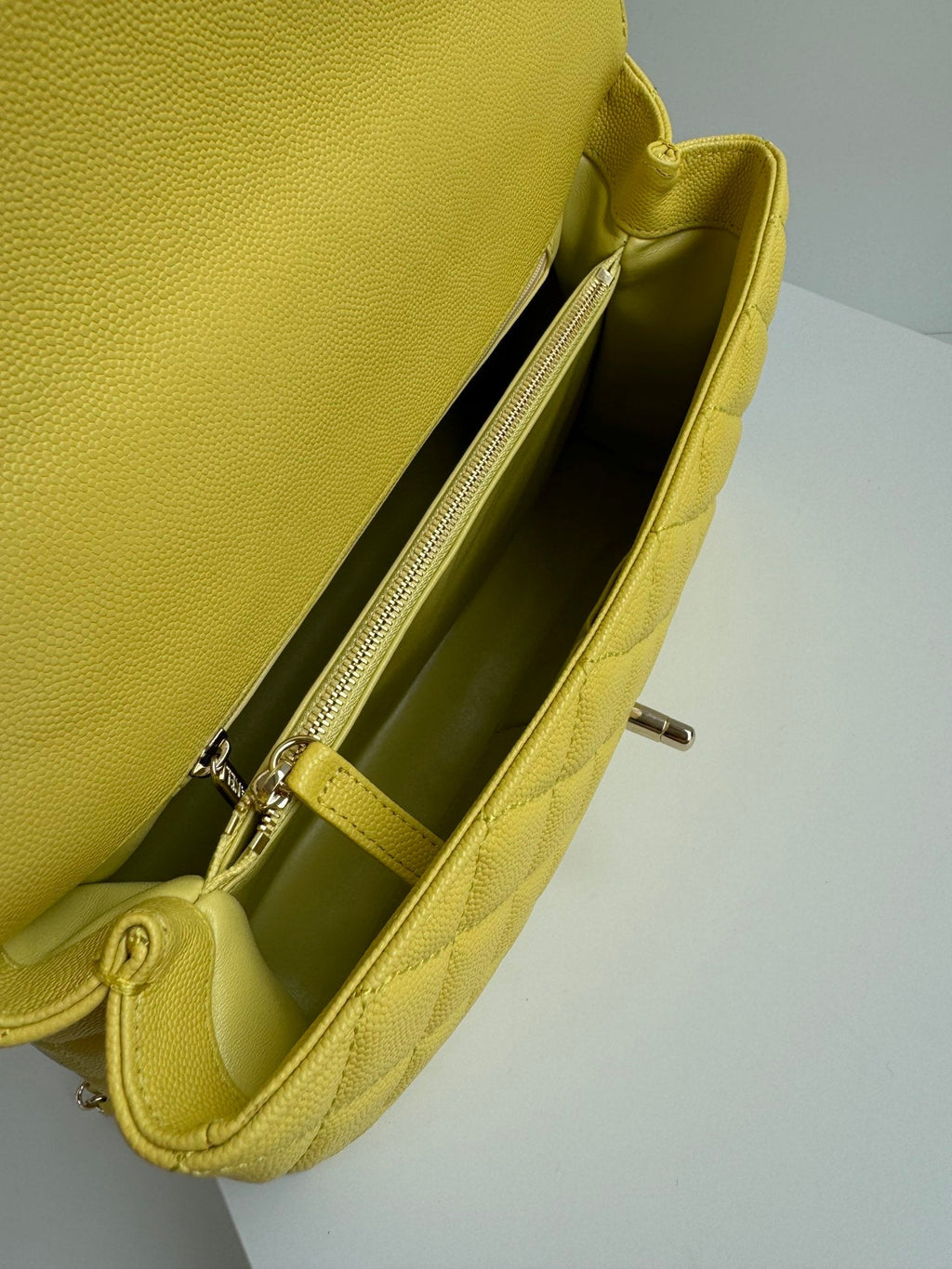 POIGNÉE COCO MOYENNE 29 CM CUIR CAVIAR JAUNE MATELASSÉ QUINCAILLERIE DORÉ