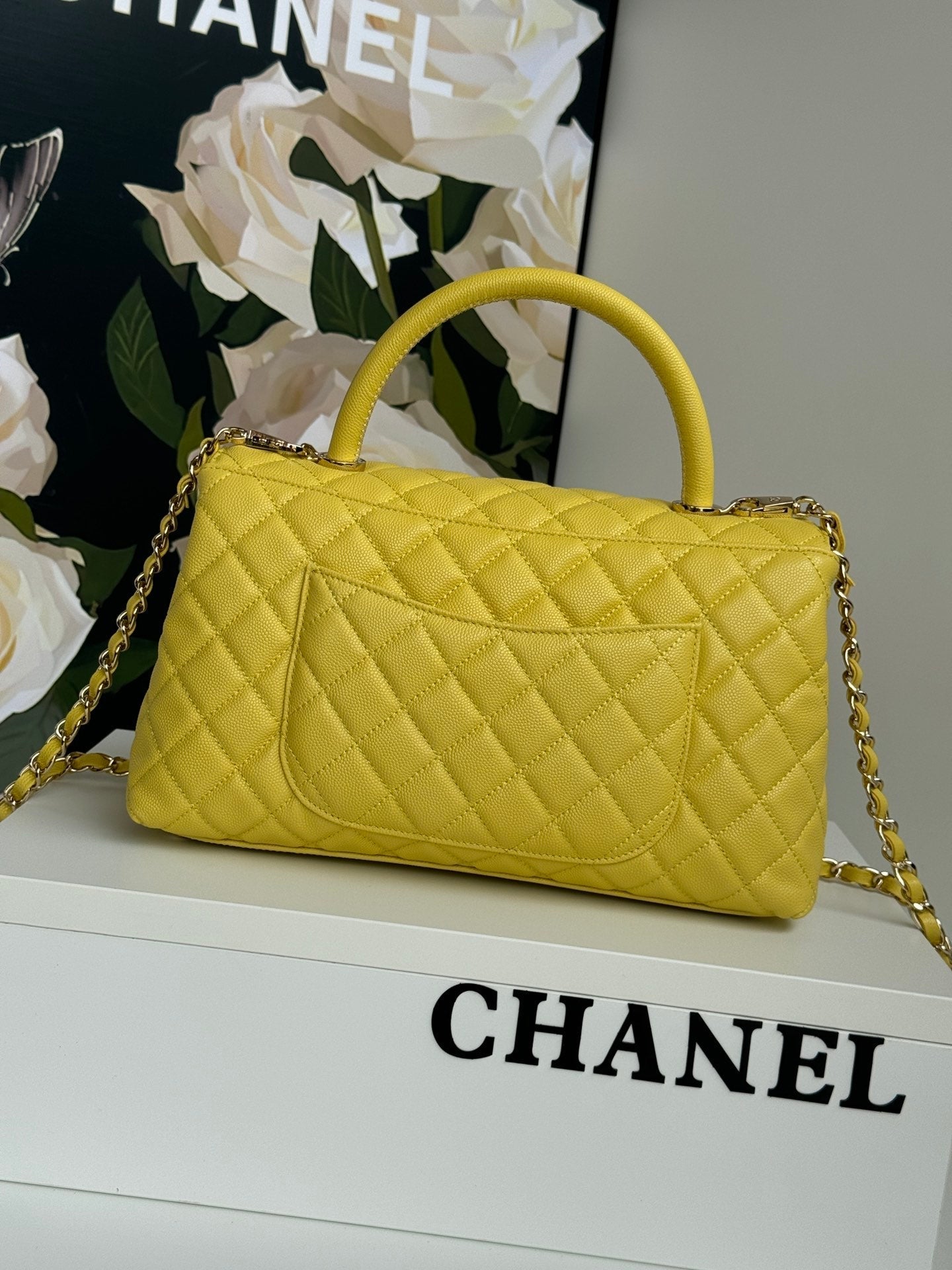 POIGNÉE COCO MOYENNE 29 CM CUIR CAVIAR JAUNE MATELASSÉ QUINCAILLERIE DORÉ