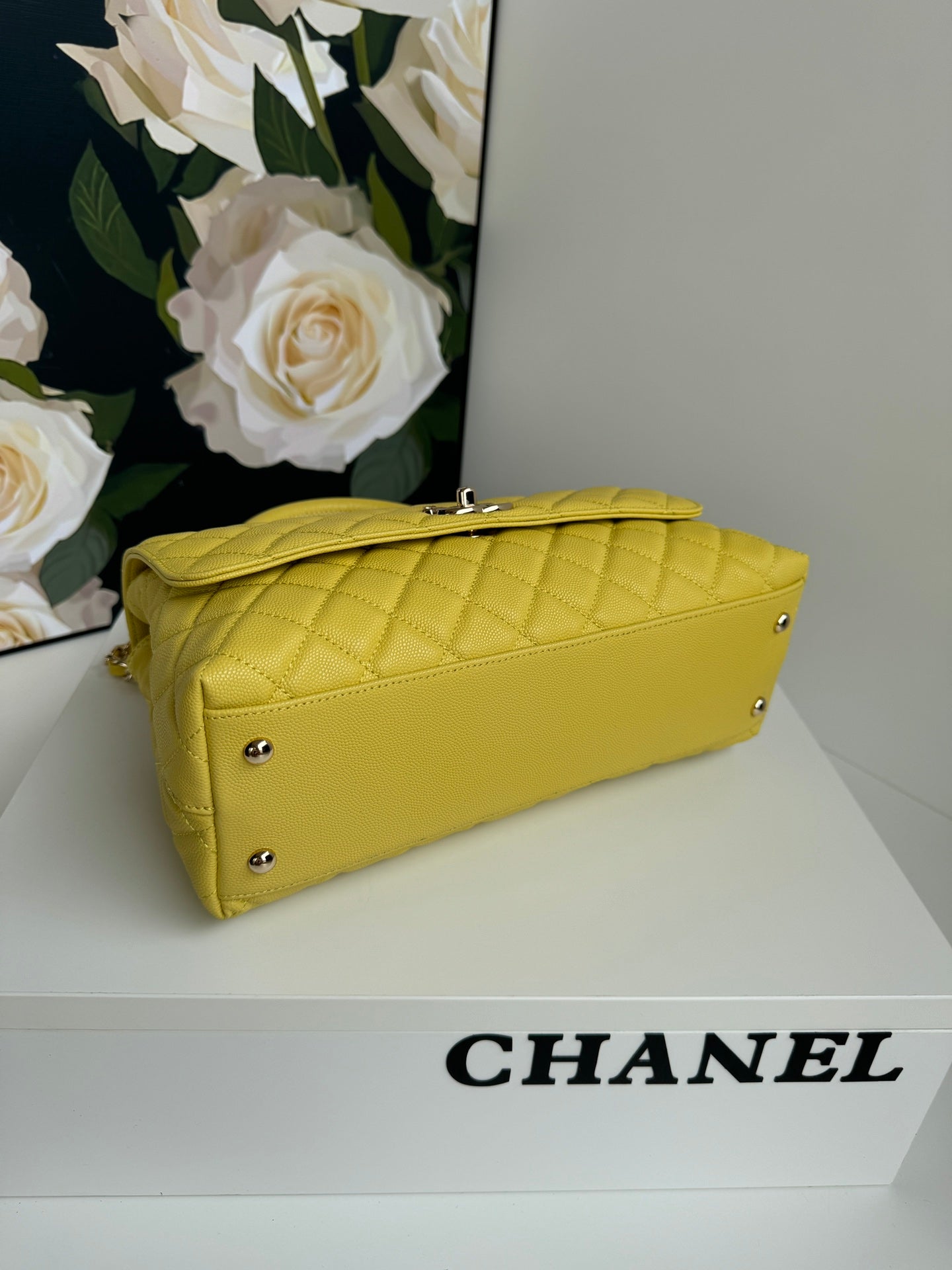 POIGNÉE COCO MOYENNE 29 CM CUIR CAVIAR JAUNE MATELASSÉ QUINCAILLERIE DORÉ