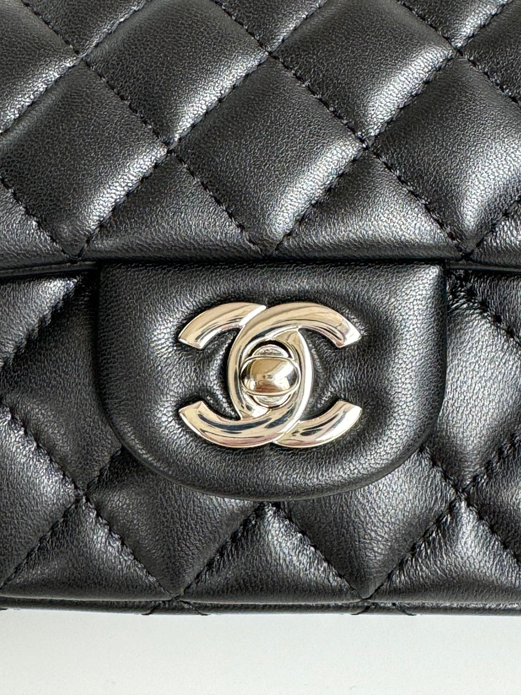 MINI SAC À RABAT 24C 20 CM AVEC POIGNÉE SUPÉRIEURE EN CUIR DE VEAU NOIR ET QUINCAILLERIE ARGENTÉE