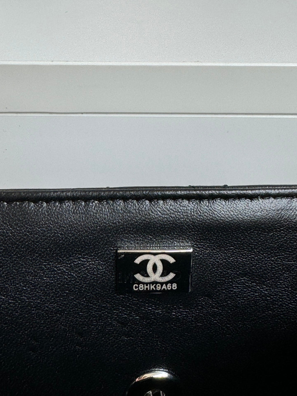 MINI SAC À RABAT 24C 20 CM AVEC POIGNÉE SUPÉRIEURE EN CUIR DE VEAU NOIR ET QUINCAILLERIE ARGENTÉE