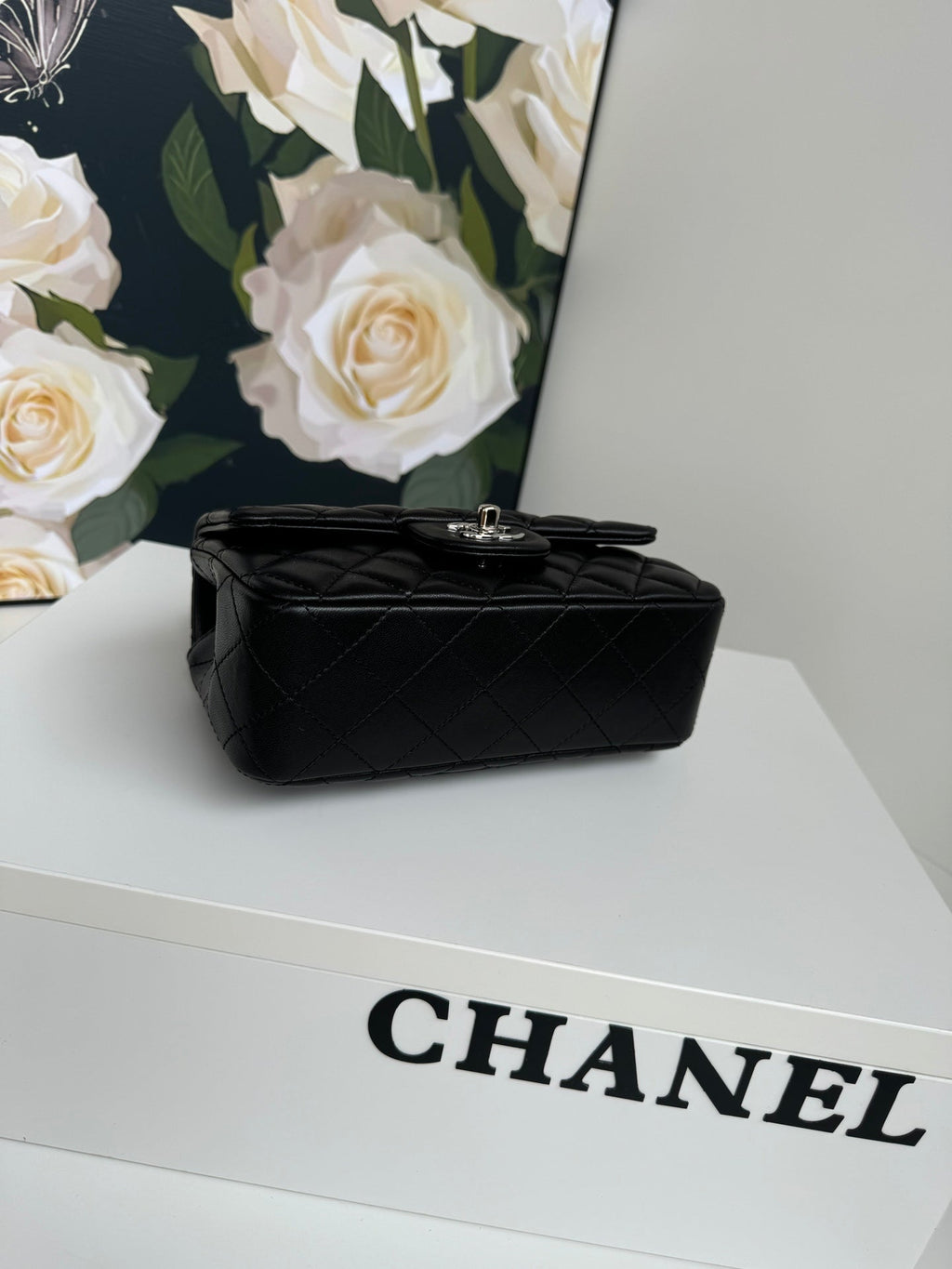 MINI SAC À RABAT 24C 20 CM AVEC POIGNÉE SUPÉRIEURE EN CUIR DE VEAU NOIR ET QUINCAILLERIE ARGENTÉE