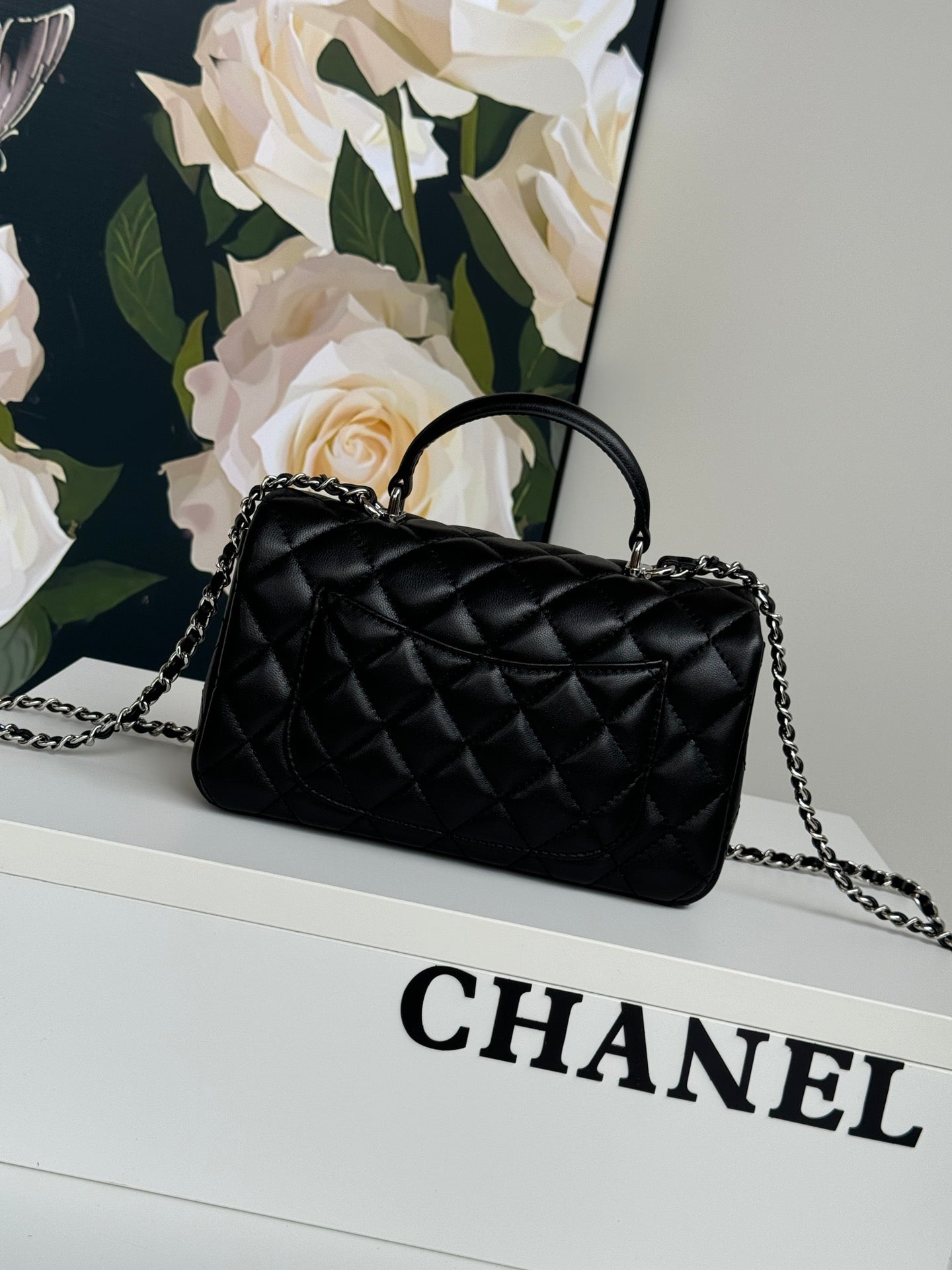 MINI SAC À RABAT 24C 20 CM AVEC POIGNÉE SUPÉRIEURE EN CUIR DE VEAU NOIR ET QUINCAILLERIE ARGENTÉE
