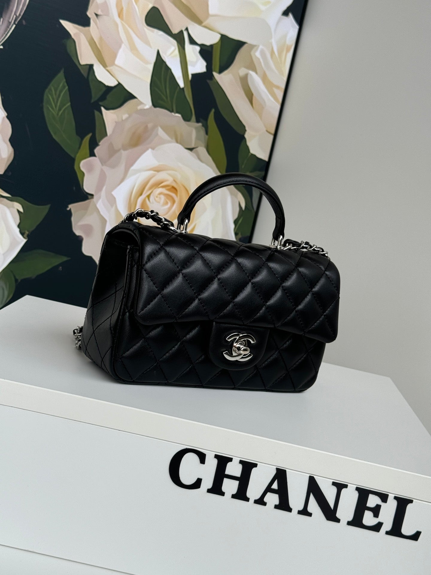 MINI SAC À RABAT 24C 20 CM AVEC POIGNÉE SUPÉRIEURE EN CUIR DE VEAU NOIR ET QUINCAILLERIE ARGENTÉE