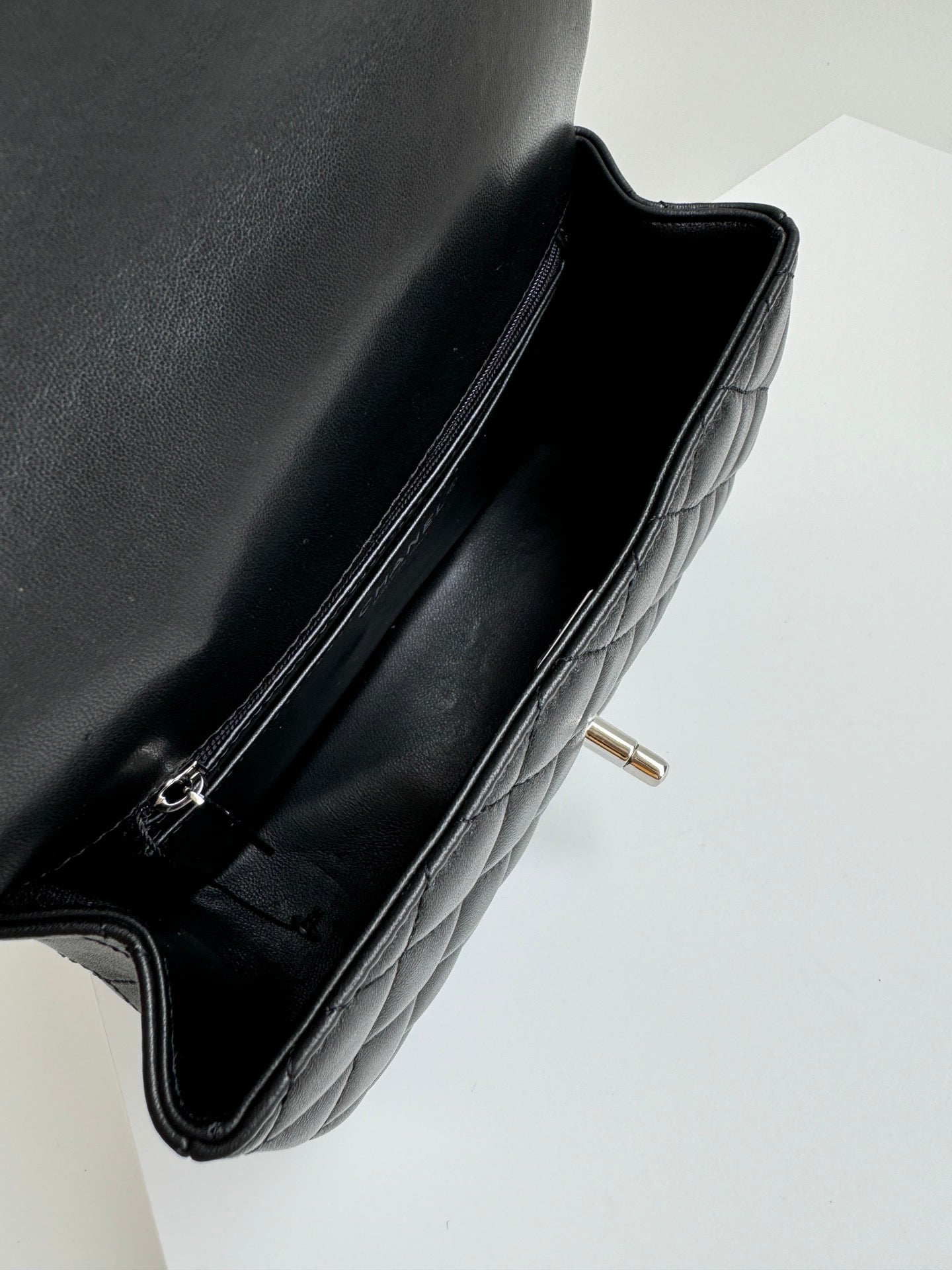 MINI SAC À RABAT 24C 20 CM AVEC POIGNÉE SUPÉRIEURE EN CUIR DE VEAU NOIR ET QUINCAILLERIE ARGENTÉE