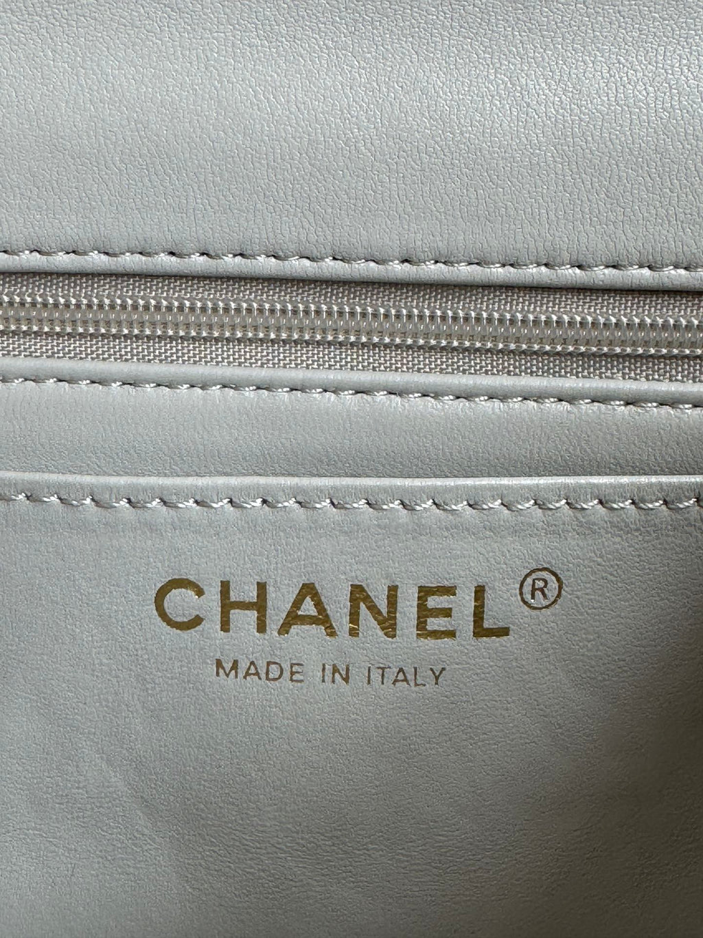 MINI SAC À RABAT 24C 20 CM AVEC POIGNÉE SUPÉRIEURE EN CUIR DE VEAU GRIS