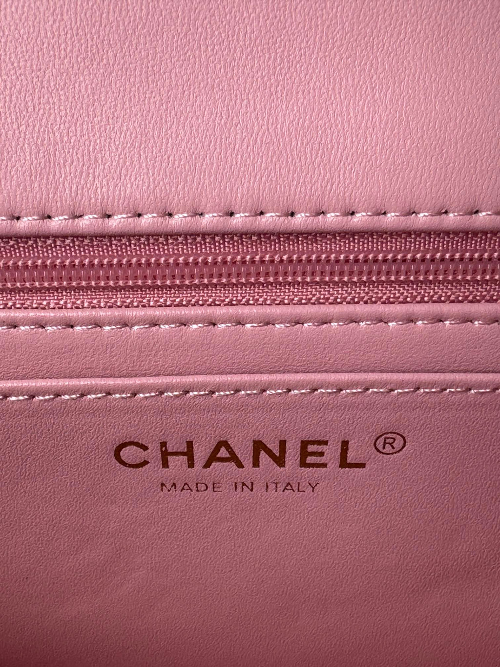 MINI SAC À RABAT 24C 20 CM AVEC POIGNÉE SUPÉRIEURE EN CUIR DE VEAU ROSE ET QUINCAILLERIE ARGENTÉE