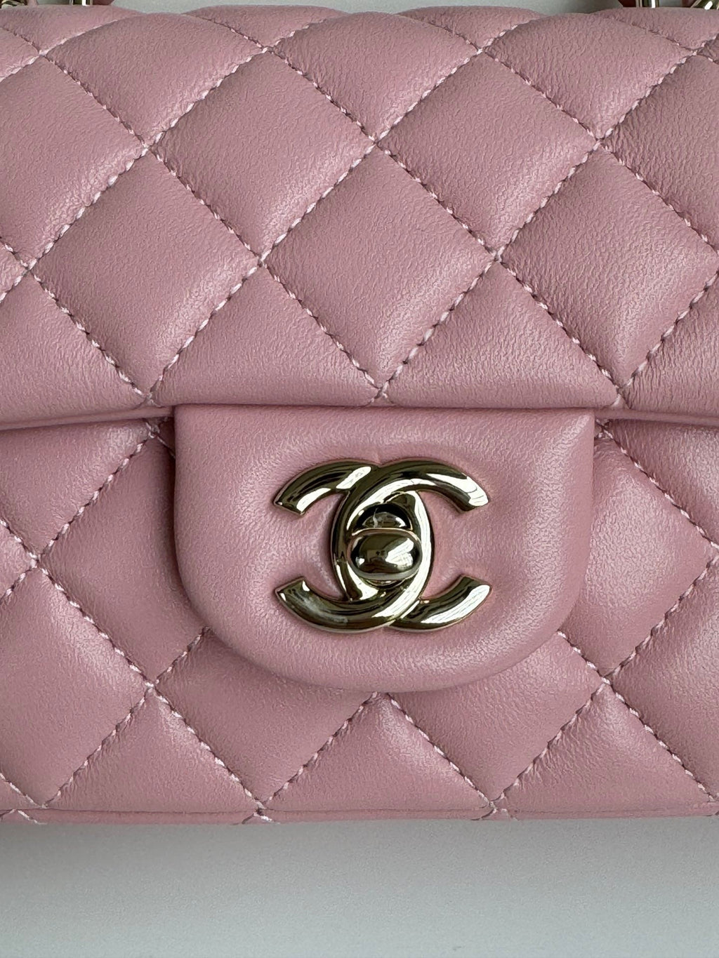 MINI SAC À RABAT 24C 20 CM AVEC POIGNÉE SUPÉRIEURE EN CUIR DE VEAU ROSE ET QUINCAILLERIE ARGENTÉE