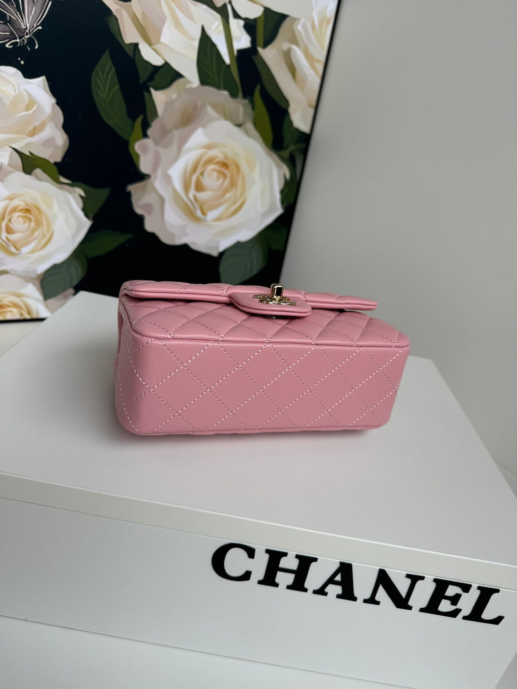 MINI SAC À RABAT 24C 20 CM AVEC POIGNÉE SUPÉRIEURE EN CUIR DE VEAU ROSE ET QUINCAILLERIE ARGENTÉE