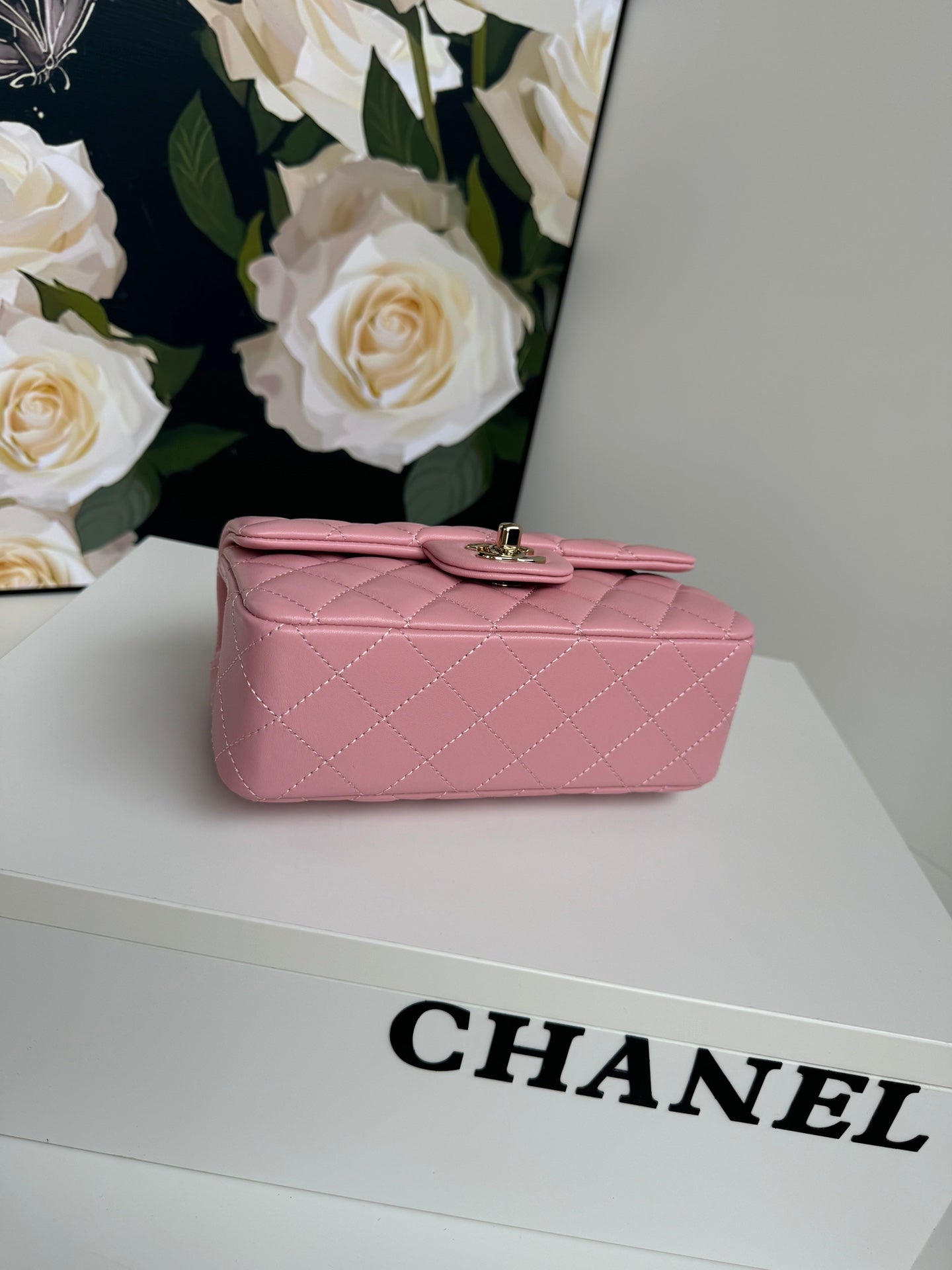 MINI SAC À RABAT 24C 20 CM AVEC POIGNÉE SUPÉRIEURE EN CUIR DE VEAU ROSE ET QUINCAILLERIE ARGENTÉE
