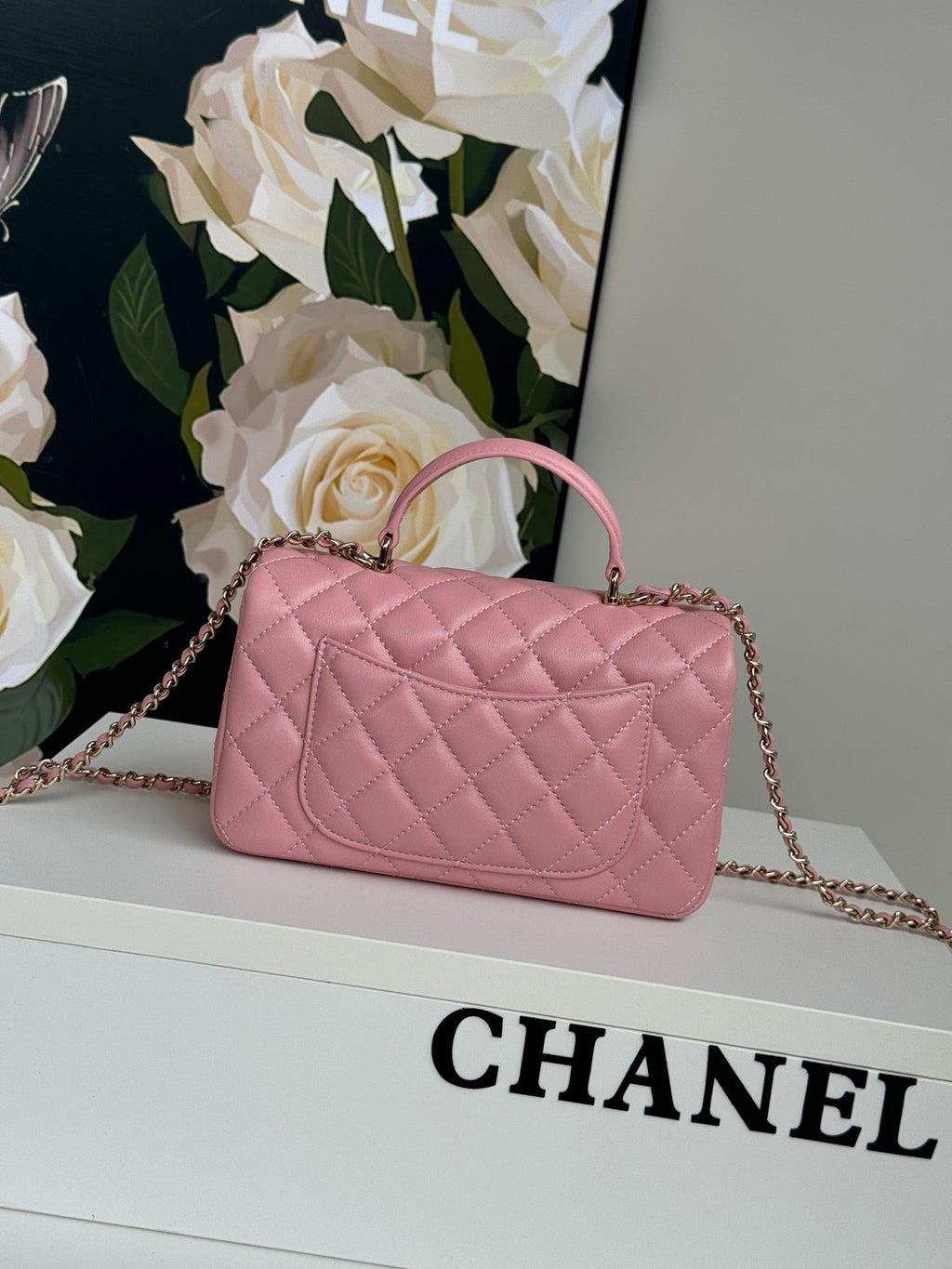 MINI SAC À RABAT 24C 20 CM AVEC POIGNÉE SUPÉRIEURE EN CUIR DE VEAU ROSE ET QUINCAILLERIE ARGENTÉE