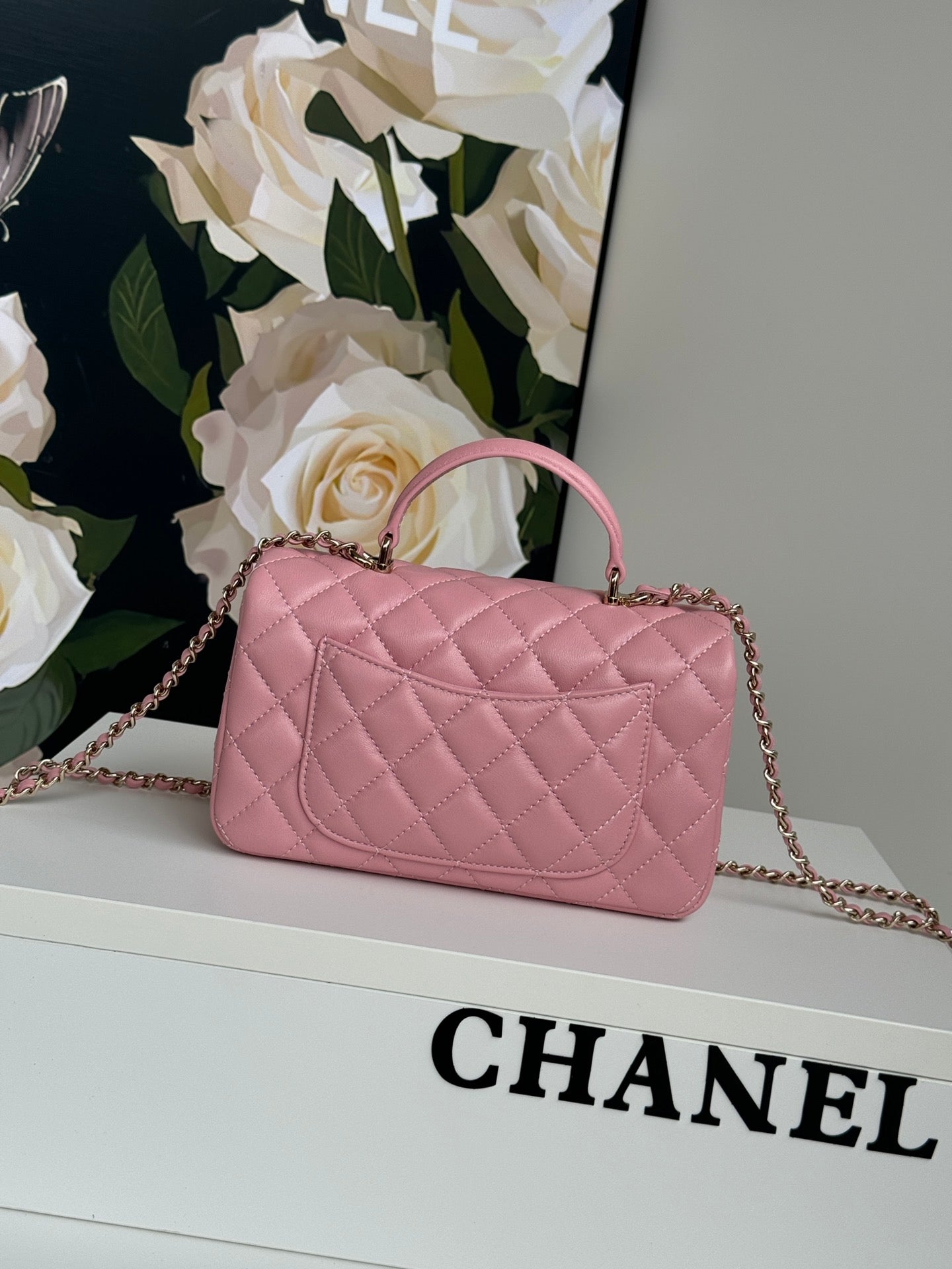 MINI SAC À RABAT 24C 20 CM AVEC POIGNÉE SUPÉRIEURE EN CUIR DE VEAU ROSE ET QUINCAILLERIE ARGENTÉE