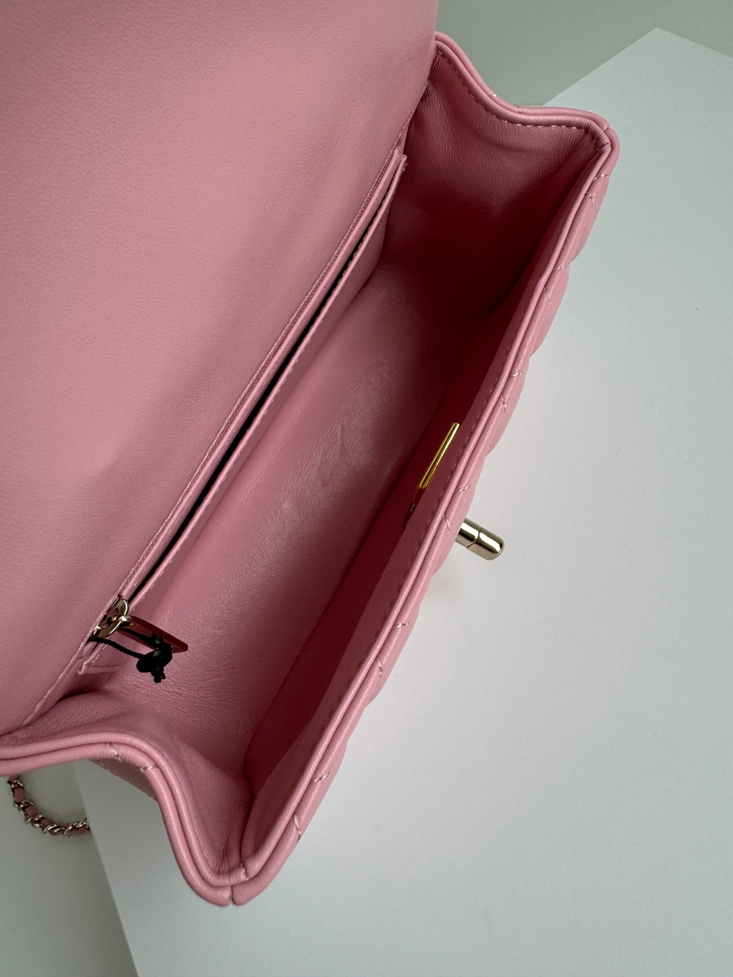 MINI SAC À RABAT 24C 20 CM AVEC POIGNÉE SUPÉRIEURE EN CUIR DE VEAU ROSE ET QUINCAILLERIE ARGENTÉE