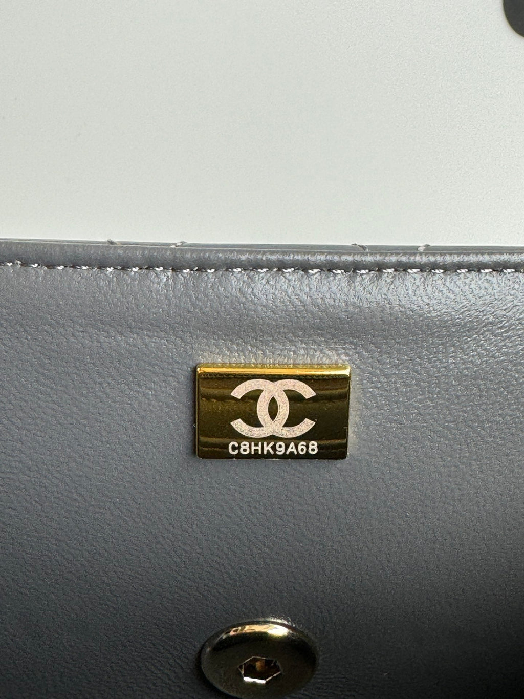 24C MINI SAC À RABAT 20 CM AVEC POIGNÉE SUPÉRIEURE EN CUIR DE VEAU VERNI GRIS