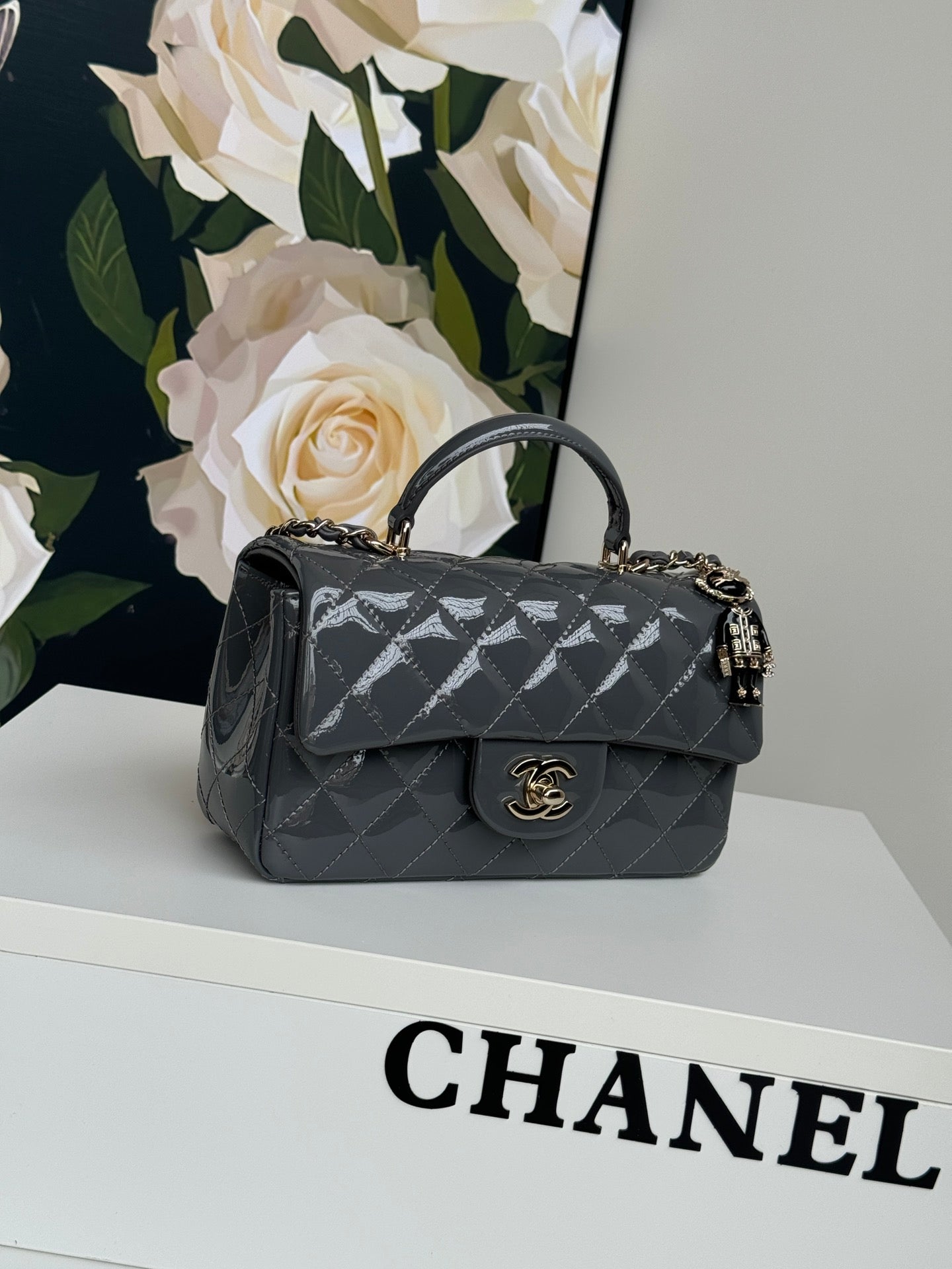 24C MINI SAC À RABAT 20 CM AVEC POIGNÉE SUPÉRIEURE EN CUIR DE VEAU VERNI GRIS
