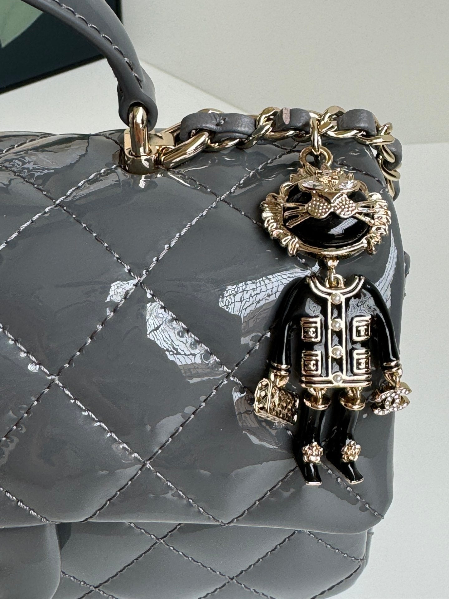 24C MINI SAC À RABAT 20 CM AVEC POIGNÉE SUPÉRIEURE EN CUIR DE VEAU VERNI GRIS