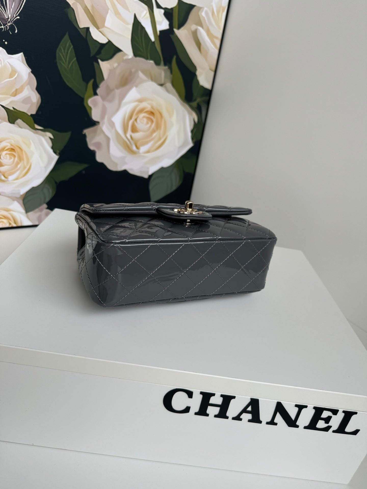 24C MINI SAC À RABAT 20 CM AVEC POIGNÉE SUPÉRIEURE EN CUIR DE VEAU VERNI GRIS