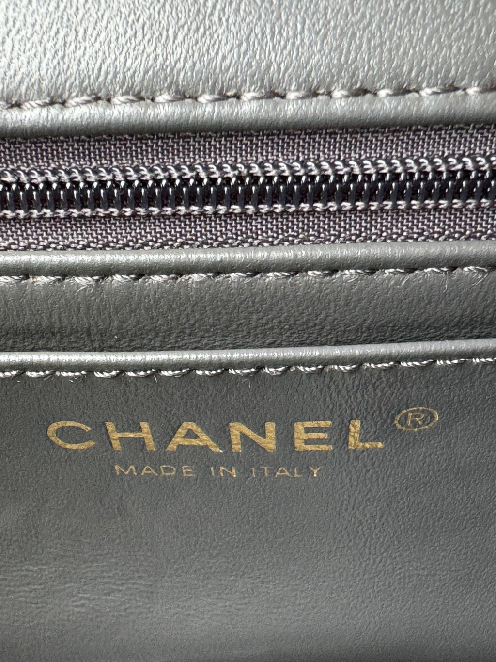 24C MINI SAC À RABAT 20 CM AVEC POIGNÉE SUPÉRIEURE EN CUIR DE VEAU VERNI GRIS