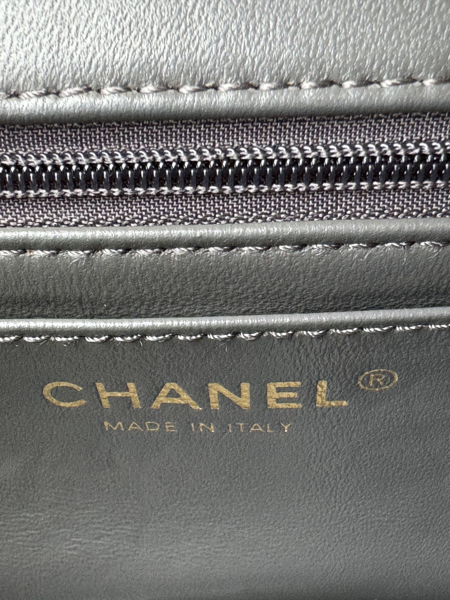 24C MINI SAC À RABAT 20 CM AVEC POIGNÉE SUPÉRIEURE EN CUIR DE VEAU VERNI GRIS