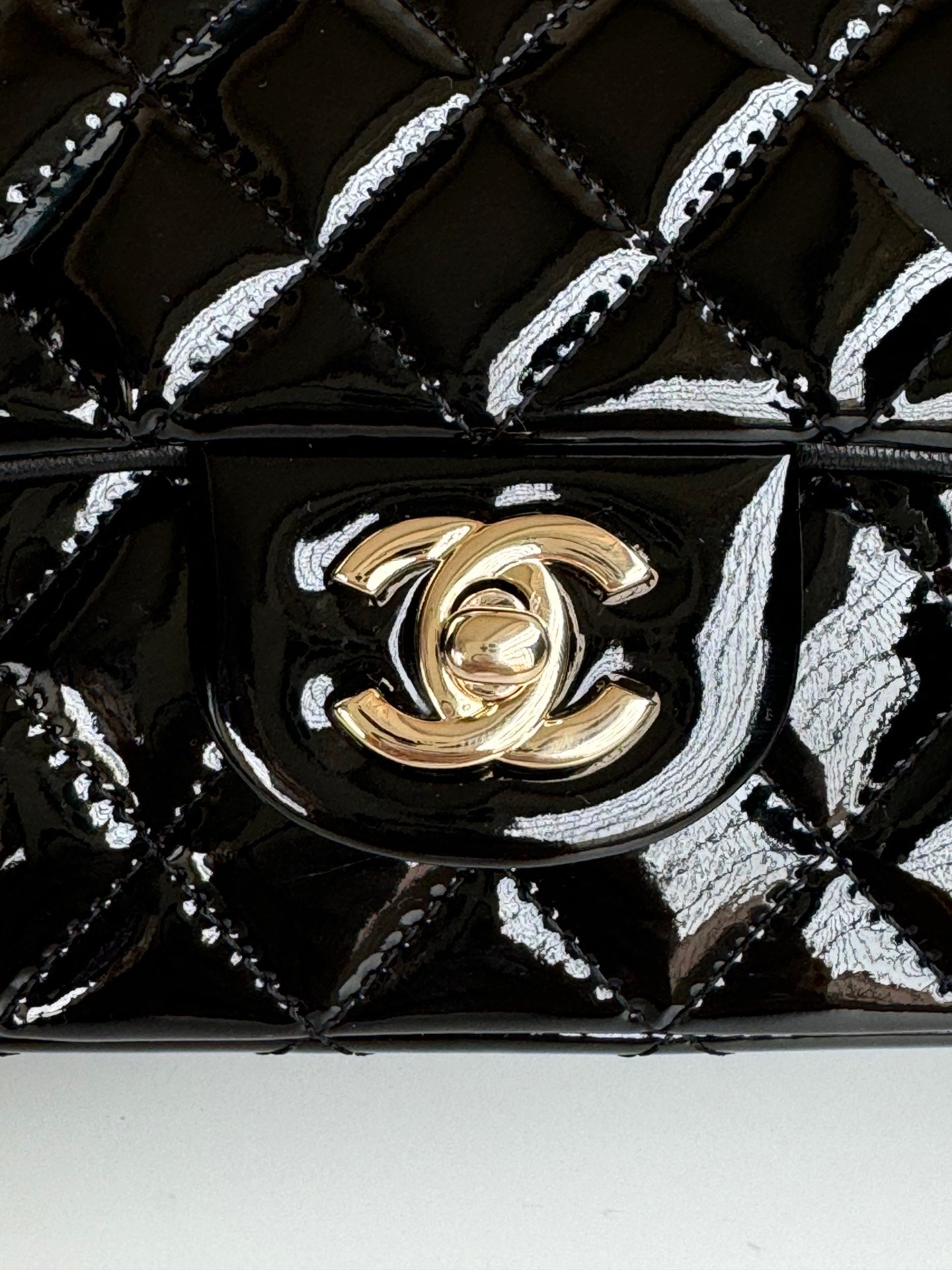 MINI SAC À RABAT 20 EN CUIR DE VEAU NOIR BRILLANT, QUINCAILLERIE DORÉ 