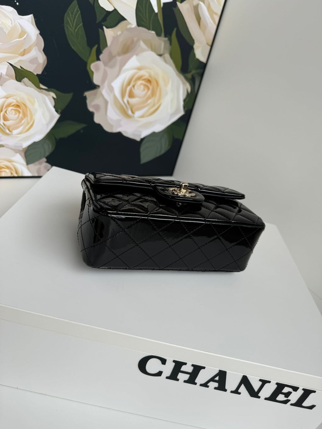 24C MINI SAC À RABAT 20 CM AVEC POIGNÉE SUPÉRIEURE EN CUIR DE VEAU VERNI NOIR