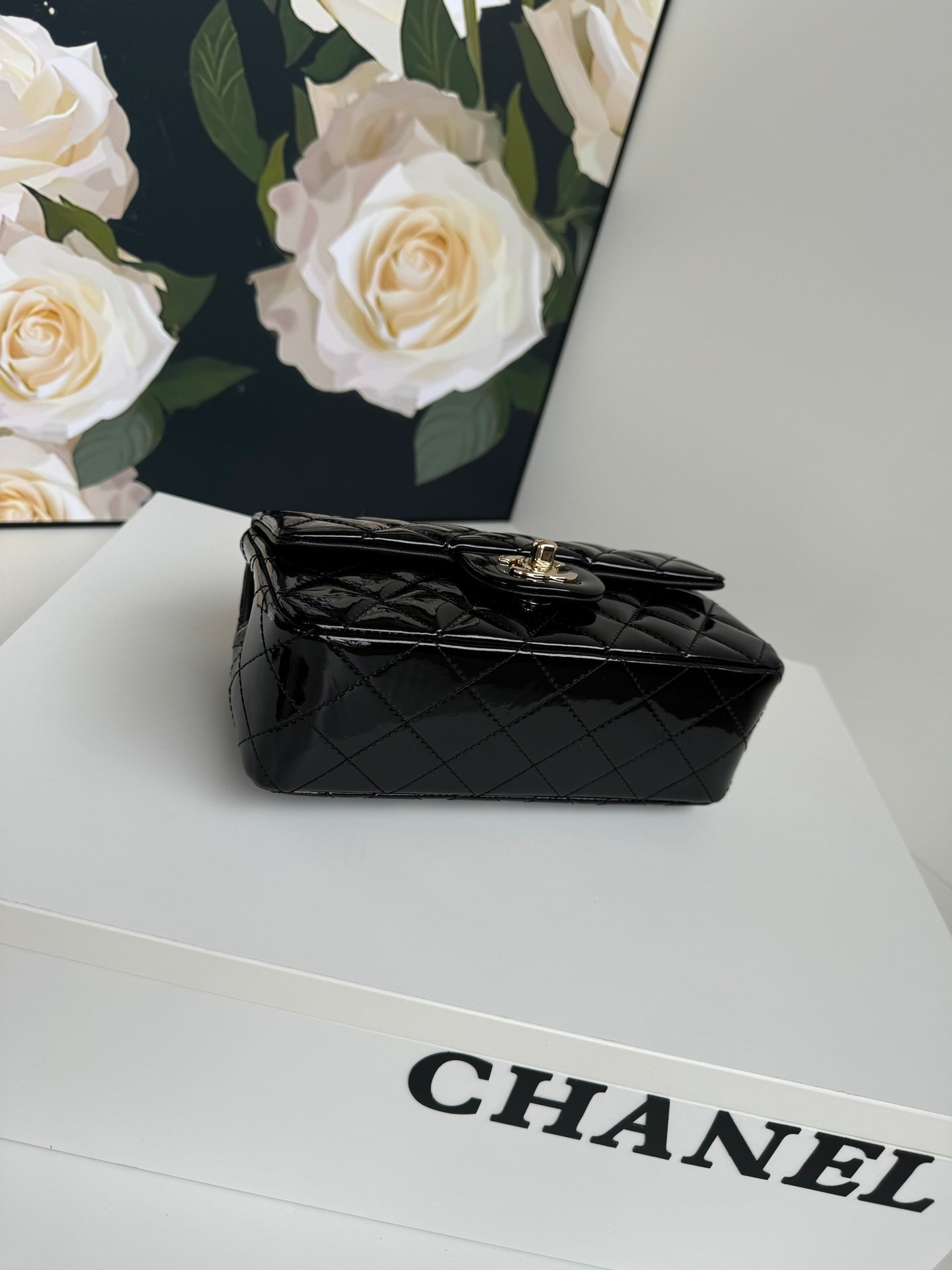 24C MINI SAC À RABAT 20 CM AVEC POIGNÉE SUPÉRIEURE EN CUIR DE VEAU VERNI NOIR