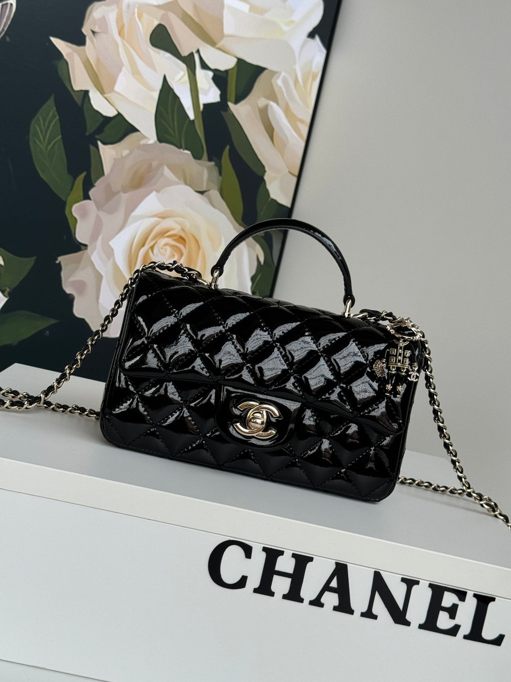 24C MINI SAC À RABAT 20 CM AVEC POIGNÉE SUPÉRIEURE EN CUIR DE VEAU VERNI NOIR