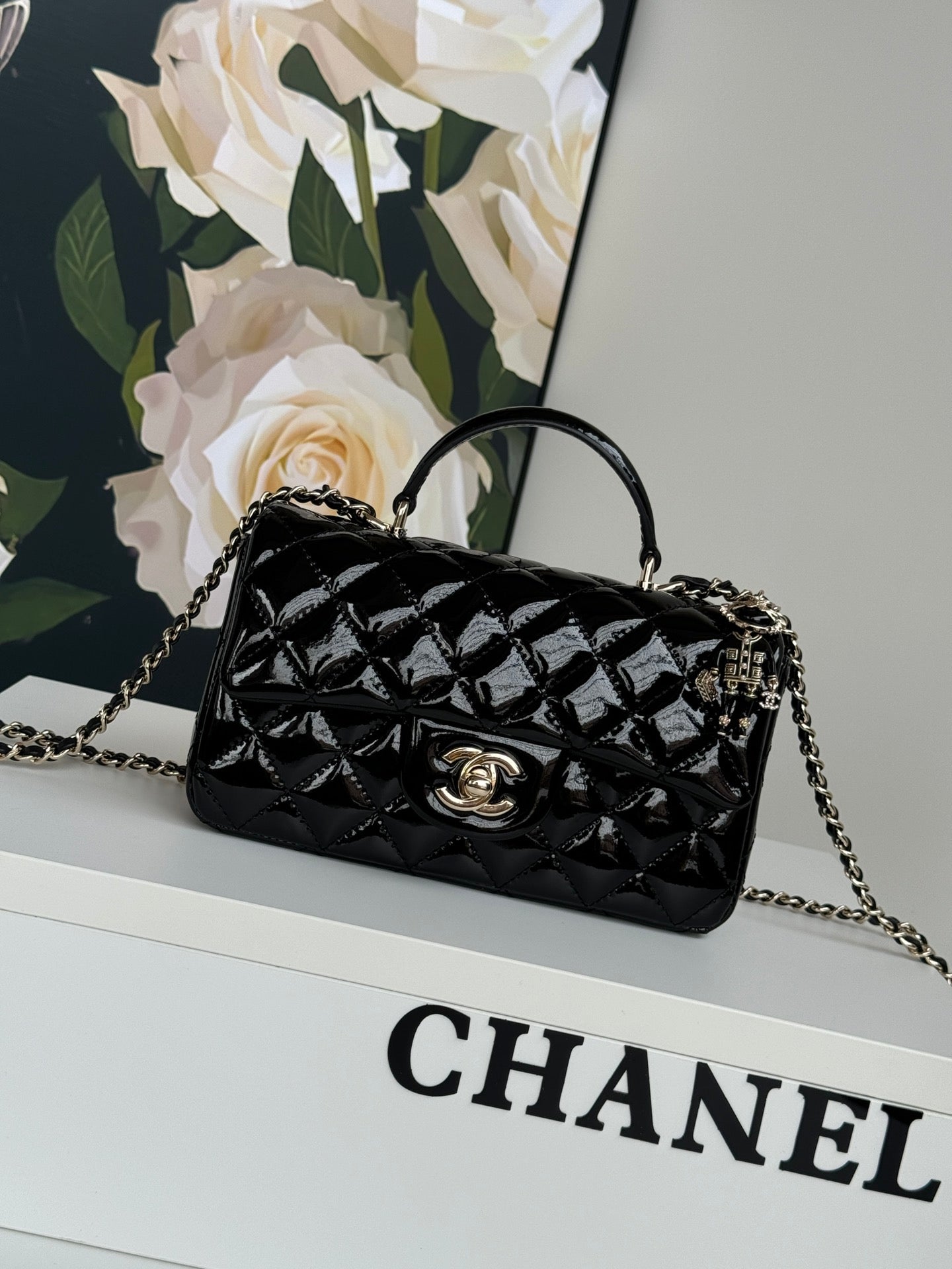 24C MINI SAC À RABAT 20 CM AVEC POIGNÉE SUPÉRIEURE EN CUIR DE VEAU VERNI NOIR
