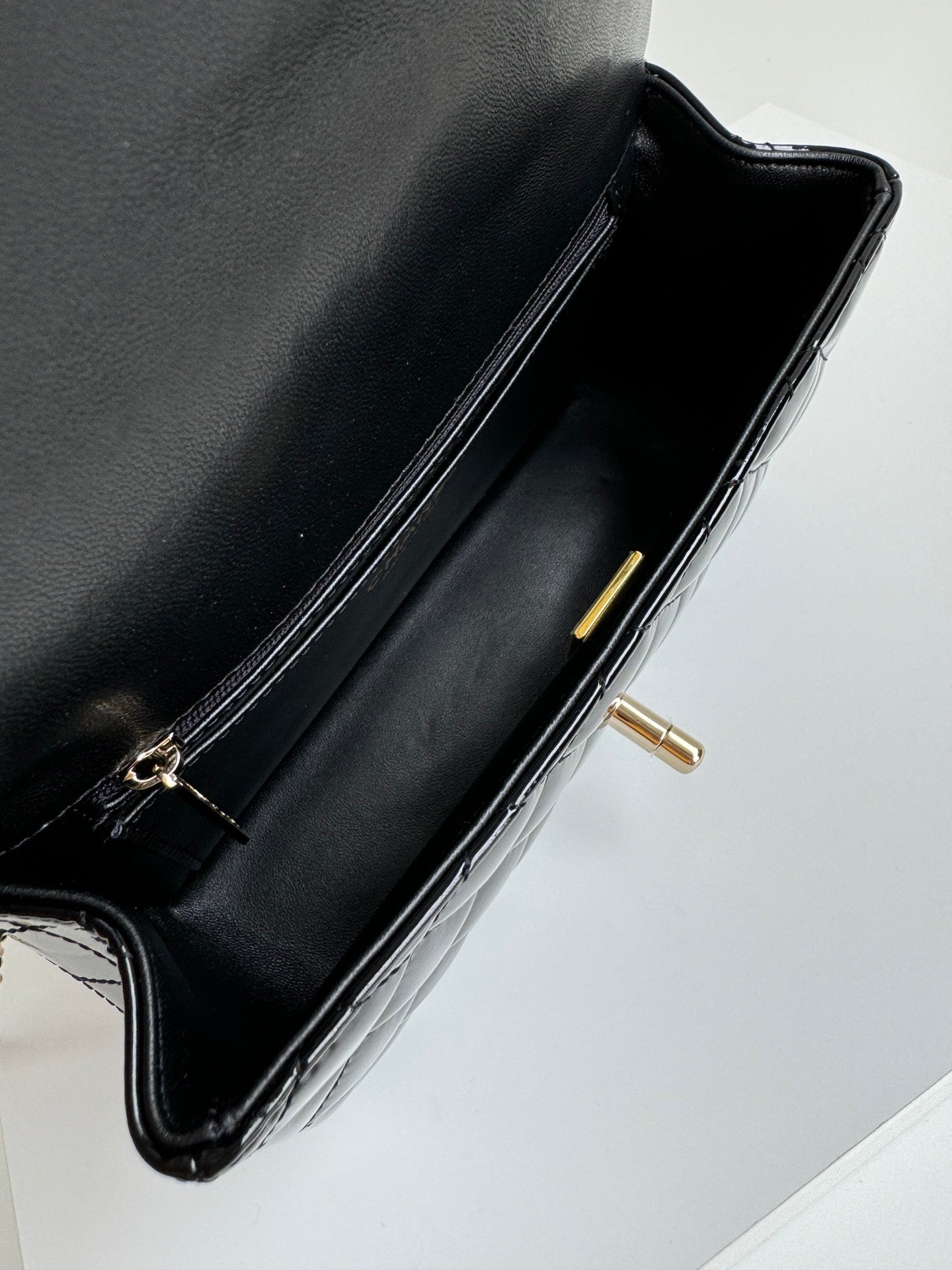 24C MINI SAC À RABAT 20 CM AVEC POIGNÉE SUPÉRIEURE EN CUIR DE VEAU VERNI NOIR