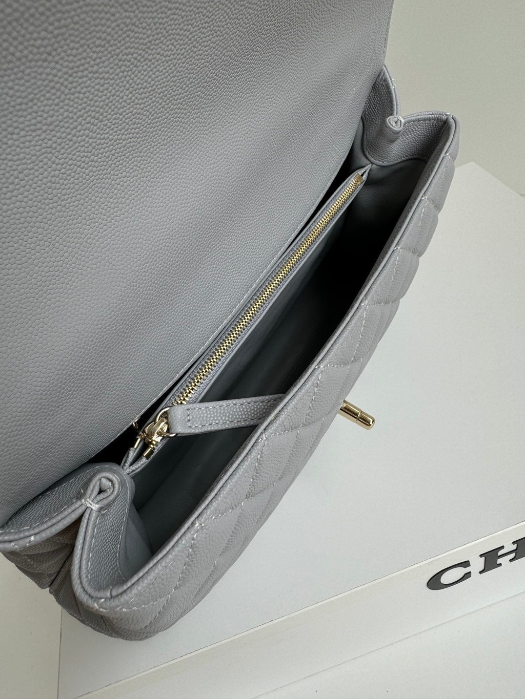 POIGNÉE COCO MOYENNE 29 CM CUIR CAVIAR MATELASSÉ GRIS QUINCAILLERIE DORÉ