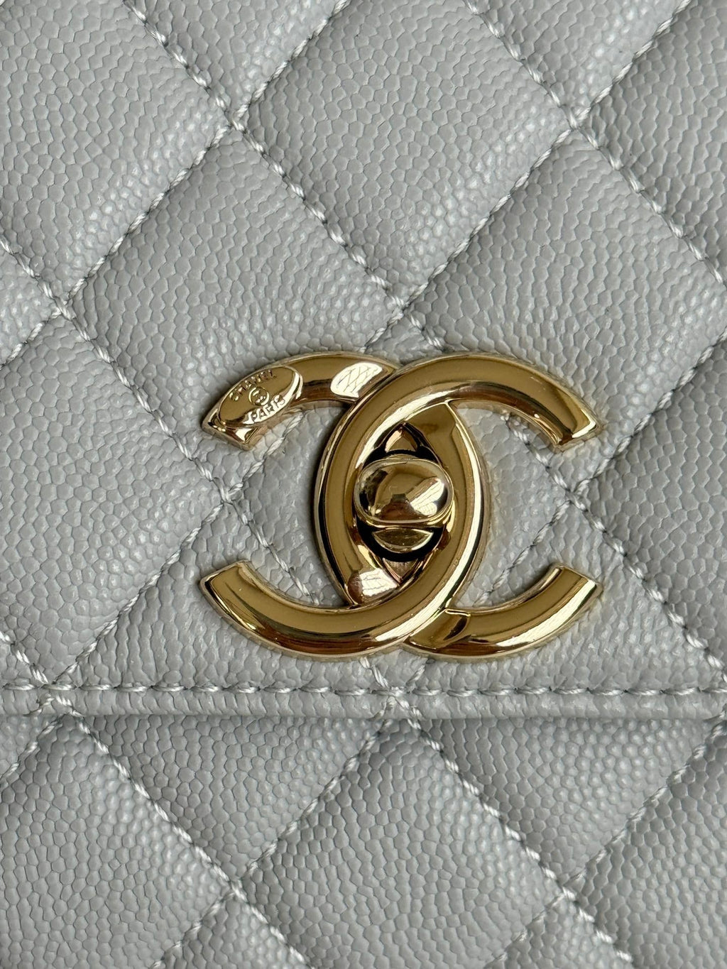 POIGNÉE COCO MOYENNE 29 CM CUIR CAVIAR MATELASSÉ GRIS QUINCAILLERIE DORÉ