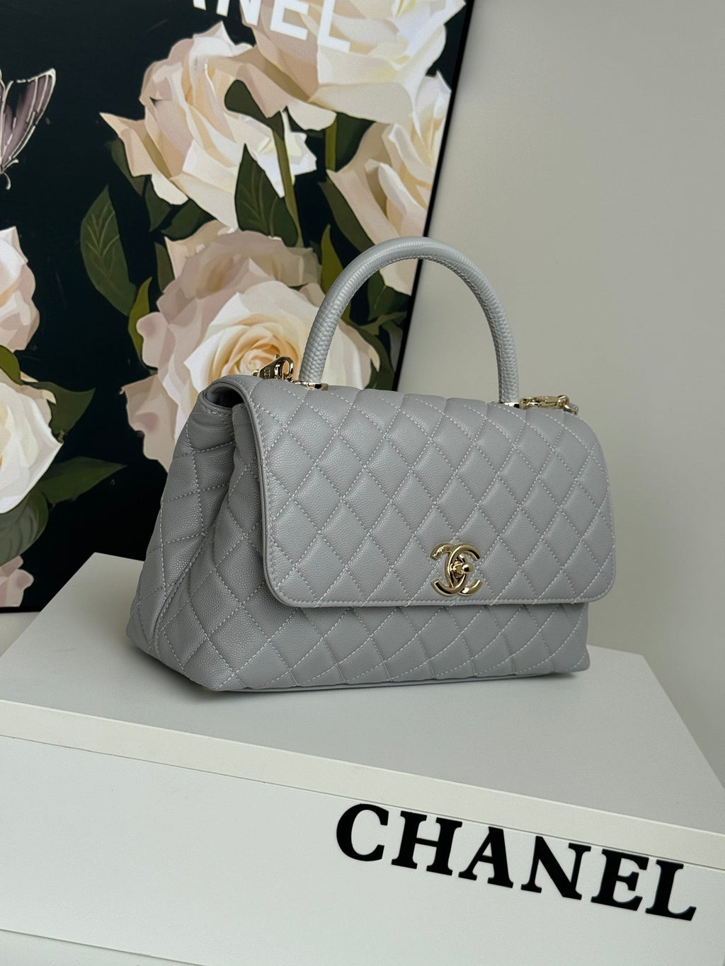 POIGNÉE COCO MOYENNE 29 CM CUIR CAVIAR MATELASSÉ GRIS QUINCAILLERIE DORÉ