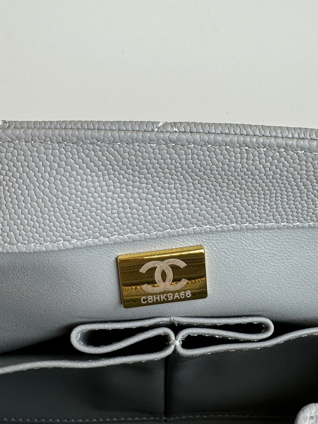 POIGNÉE COCO MOYENNE 29 CM CUIR CAVIAR MATELASSÉ GRIS QUINCAILLERIE DORÉ