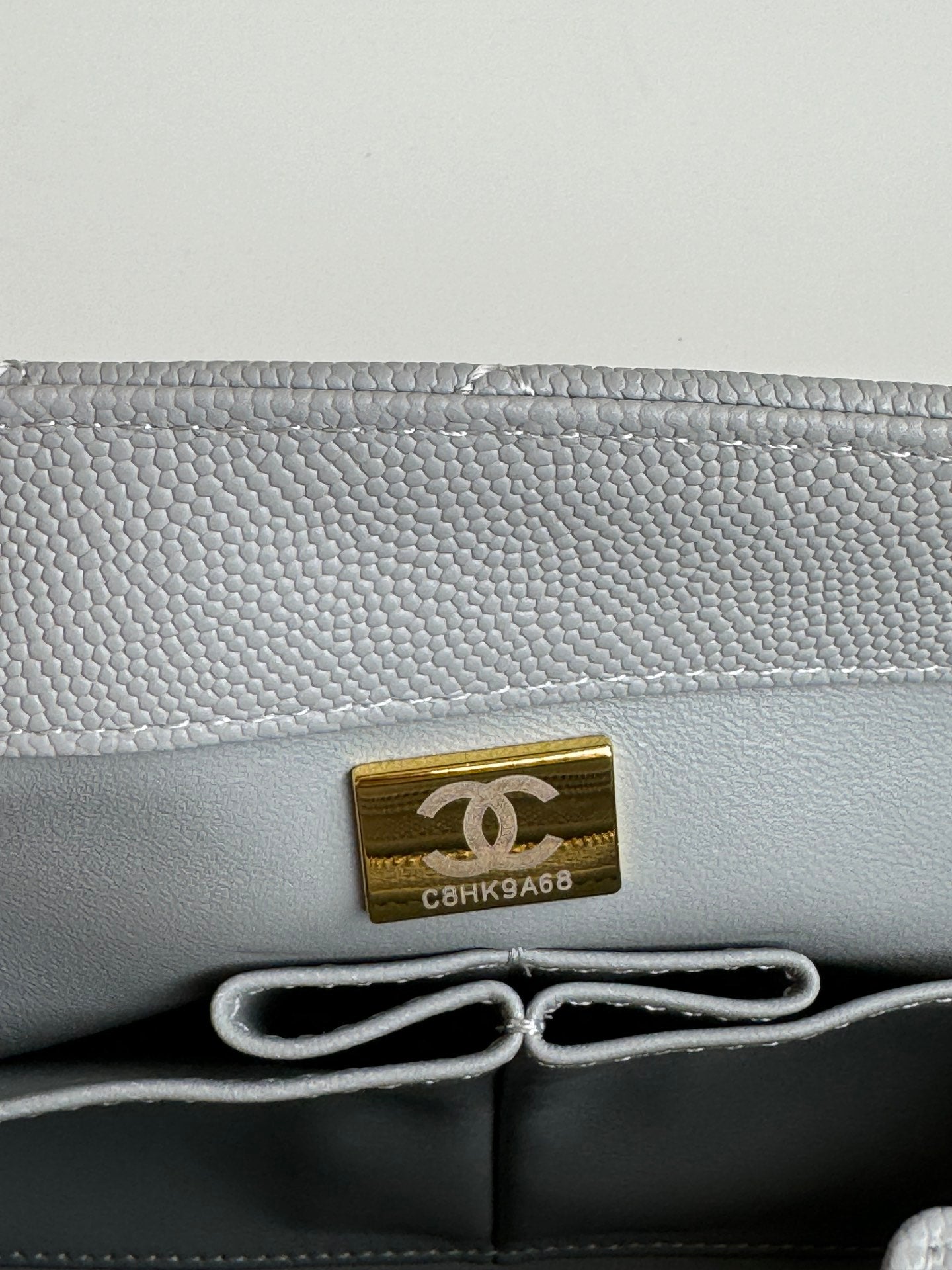 POIGNÉE COCO MOYENNE 29 CM CUIR CAVIAR MATELASSÉ GRIS QUINCAILLERIE DORÉ