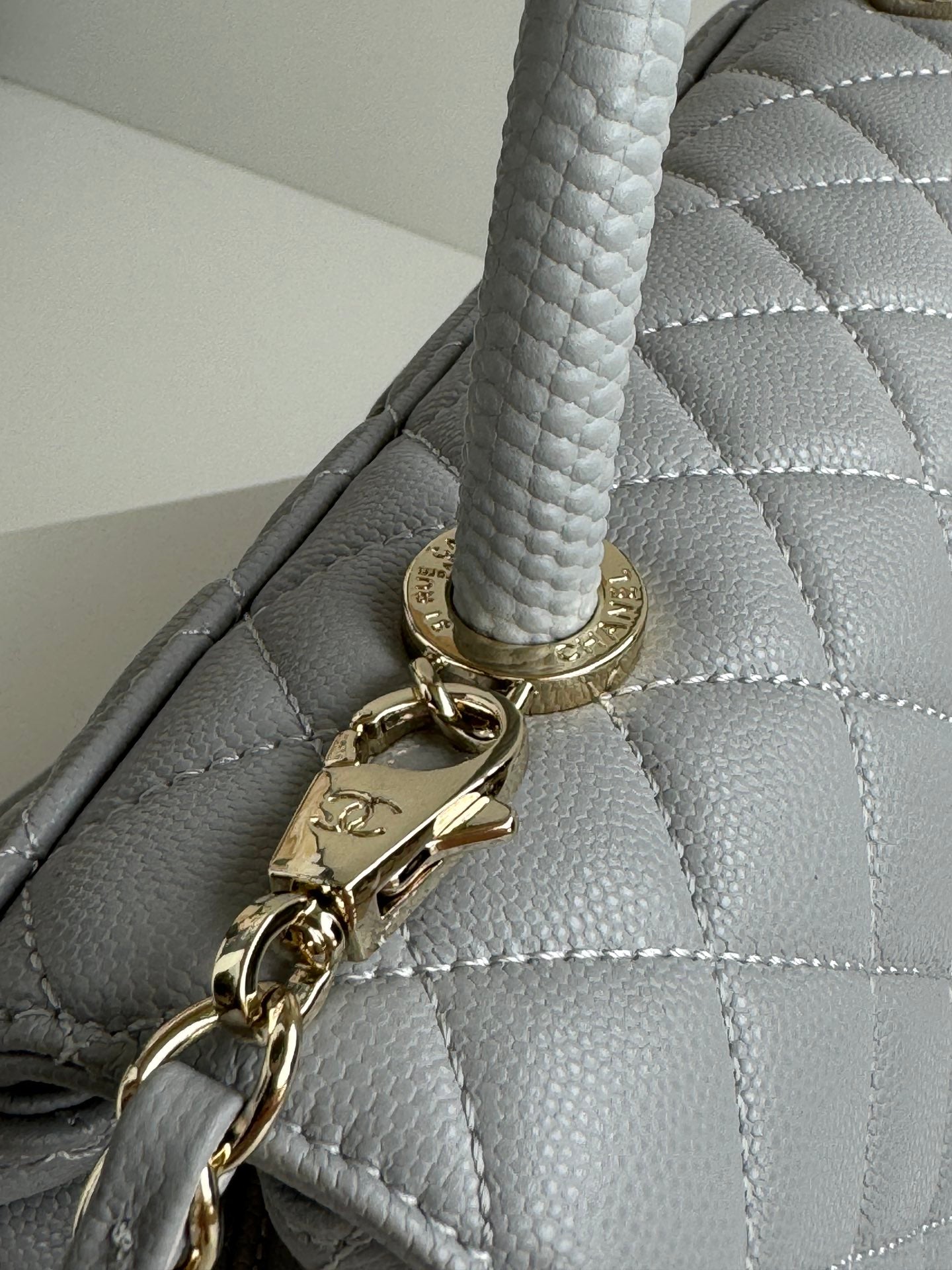 POIGNÉE COCO MOYENNE 29 CM CUIR CAVIAR MATELASSÉ GRIS QUINCAILLERIE DORÉ