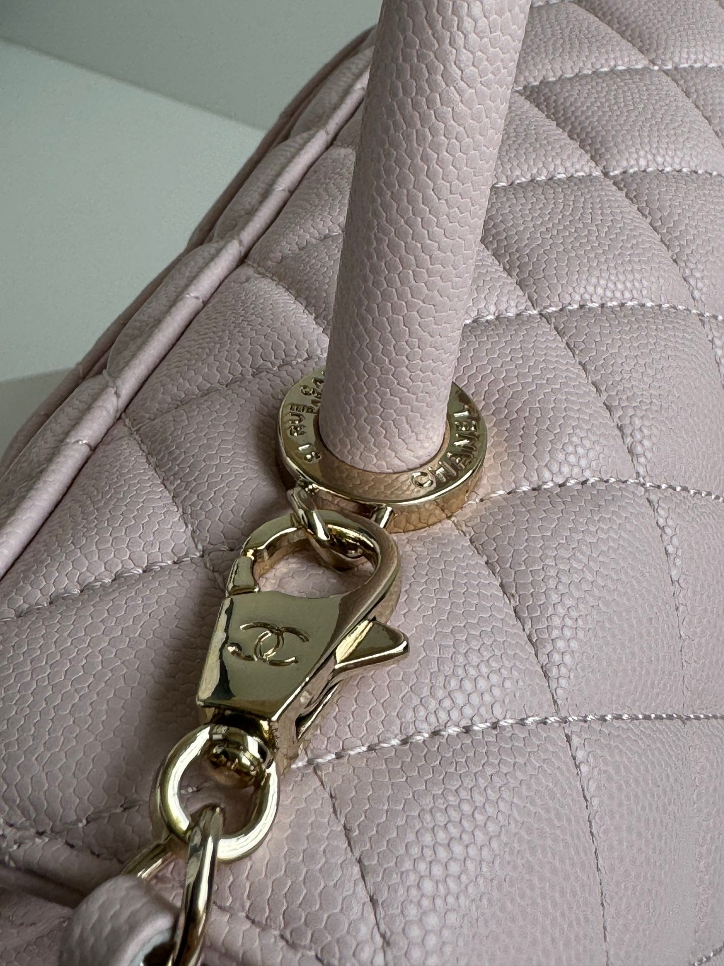 COCO HANDLE MEDIUM 29CM PASTEL PINK QUILTED CAVIAR LEATHER GOLD HARDWARE