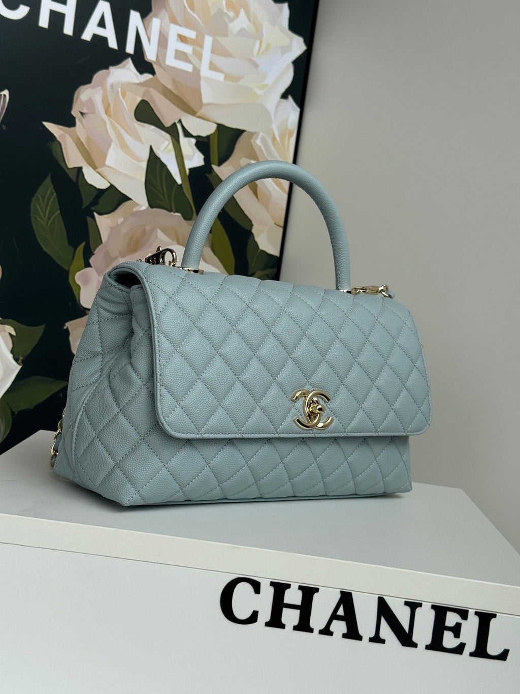 POIGNÉE COCO MOYENNE 29 CM BLEU CIEL CUIR CAVIAR MATELASSÉ QUINCAILLERIE DORÉ