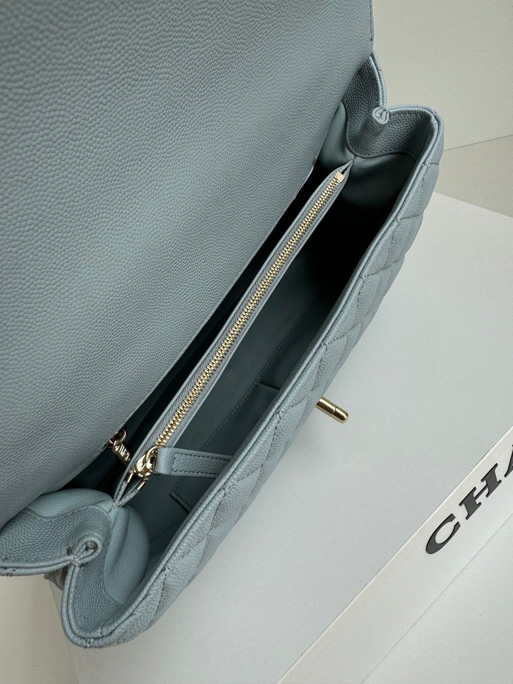 POIGNÉE COCO MOYENNE 29 CM BLEU CIEL CUIR CAVIAR MATELASSÉ QUINCAILLERIE DORÉ