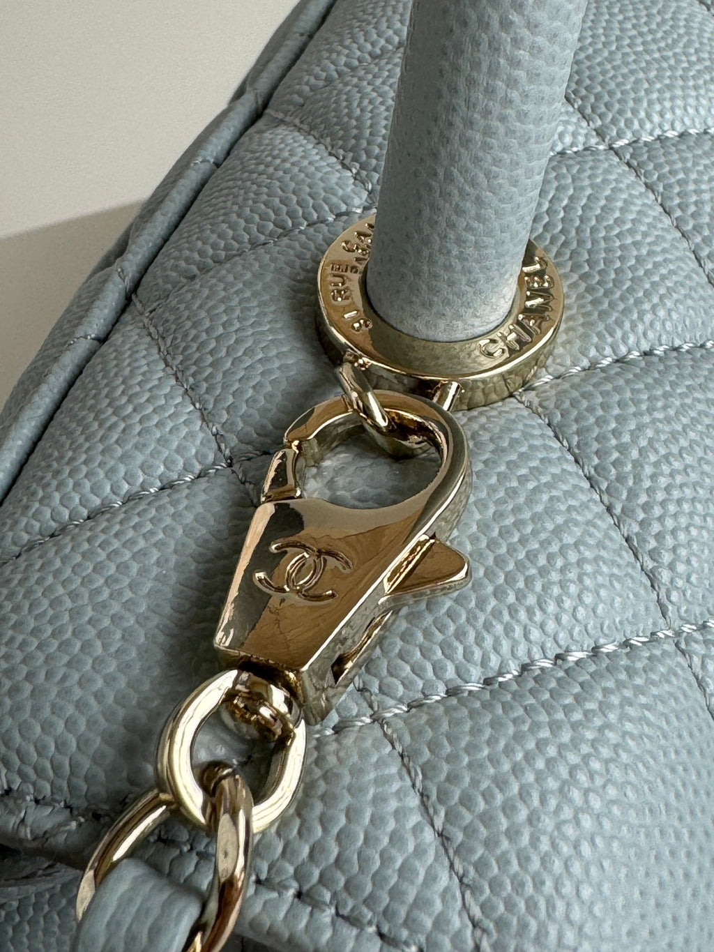 POIGNÉE COCO MOYENNE 29 CM BLEU CIEL CUIR CAVIAR MATELASSÉ QUINCAILLERIE DORÉ